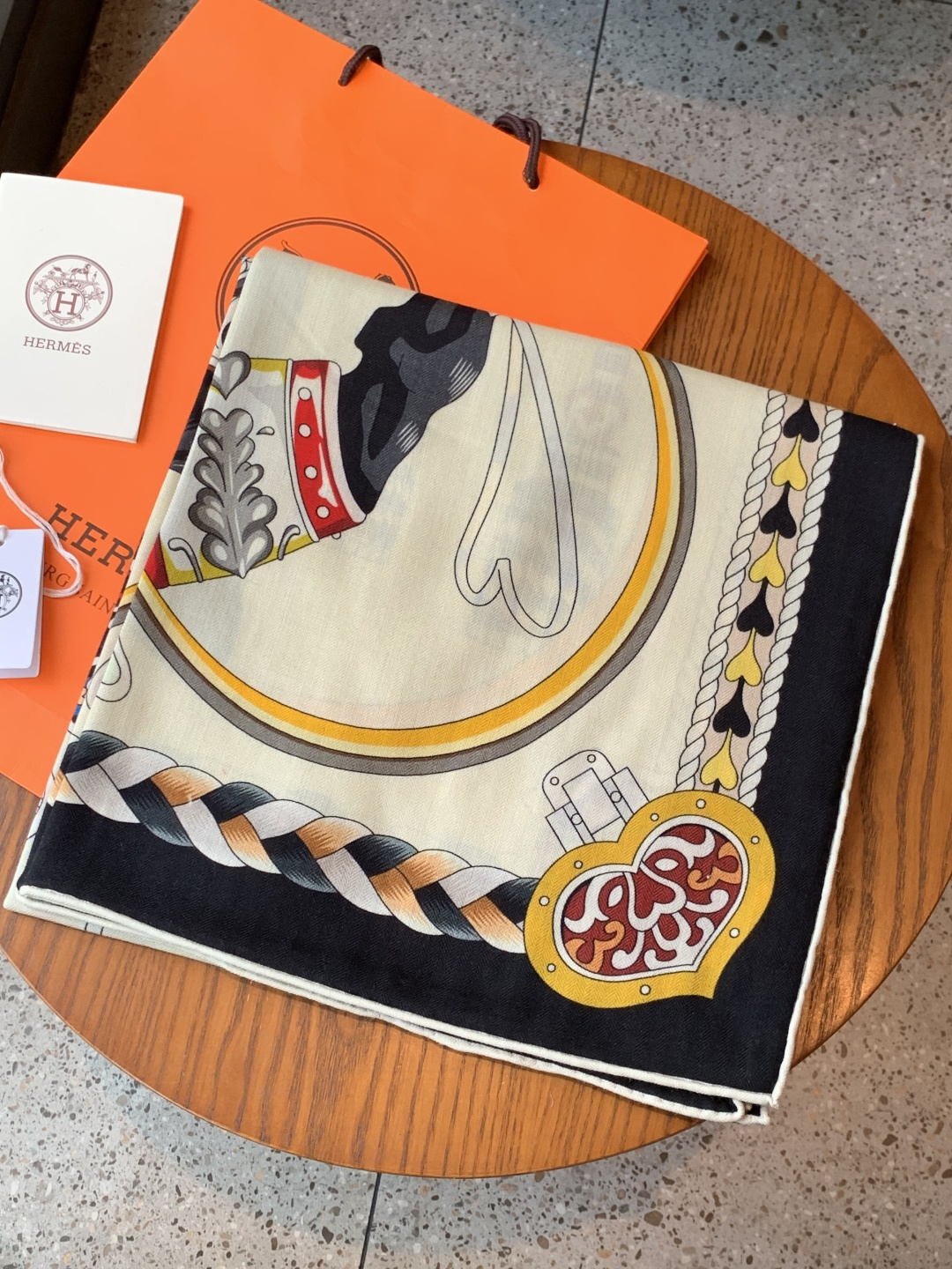 【双面同色】原单爱马仕140cm丝绒方巾💕 甜蜜的鞍具，装饰家芳登和佩西耶设计的一款餐盘增添骑士般的浪漫