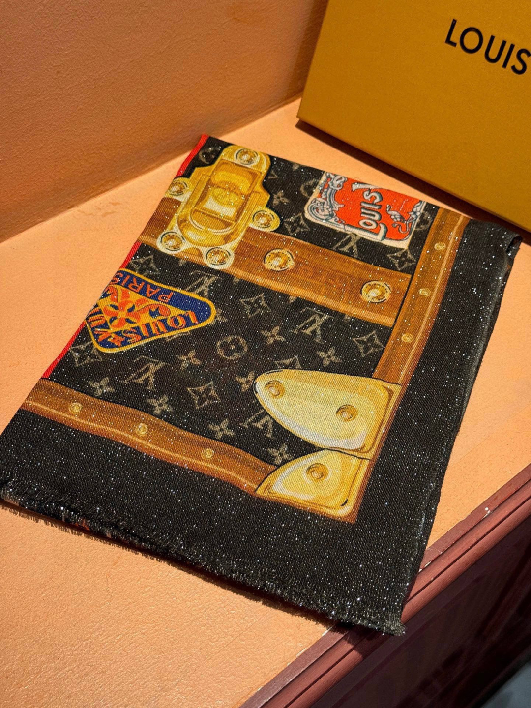 会发光发亮的围巾真心赞‼️驴家【L链条箱包花纹银丝长巾】银丝印花羊绒长巾，🌾新款方巾来撷Nouficel