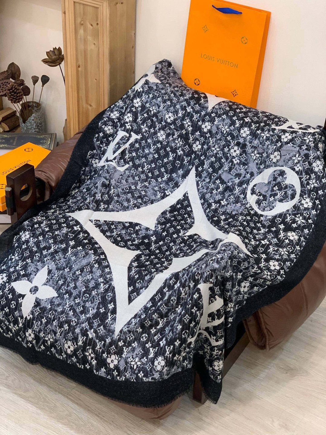 会发光发亮的围巾银丝羊绒长巾✨专柜同步‼️真心赞‼️驴家【L字母与花纹长巾】路易威登经典 Monogra