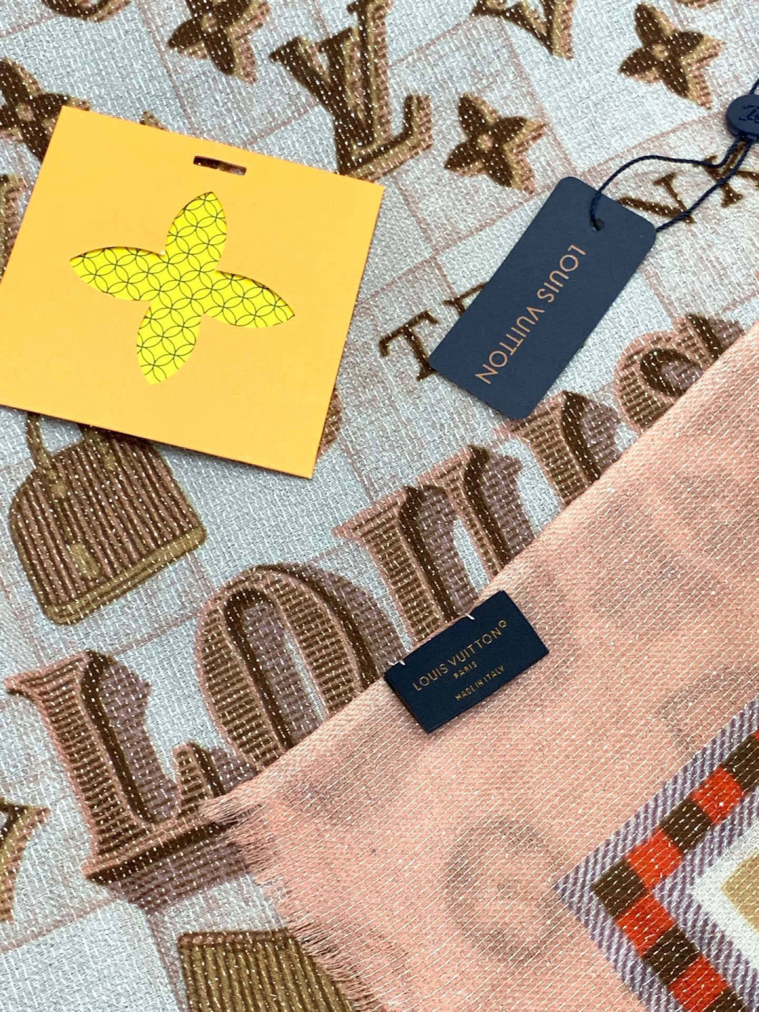 会发光发亮的围巾银丝羊绒长巾✨专柜同步‼️真心赞‼️驴家【L字母与花纹长巾】路易威登经典 Monogra