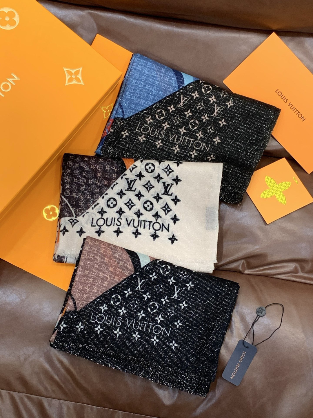 会发光发亮的围巾and Away 系列，致意路易威登的旅行传承。描绘 Monogram 载着路易威登手袋