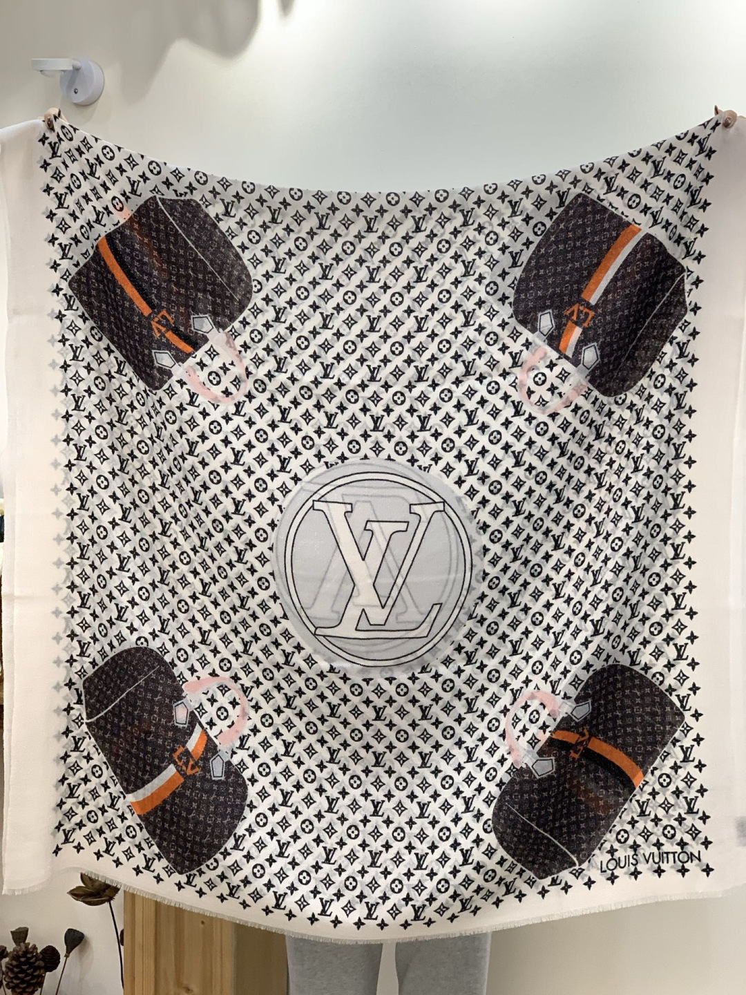 会发光发亮的围巾and Away 系列，致意路易威登的旅行传承。描绘 Monogram 载着路易威登手袋