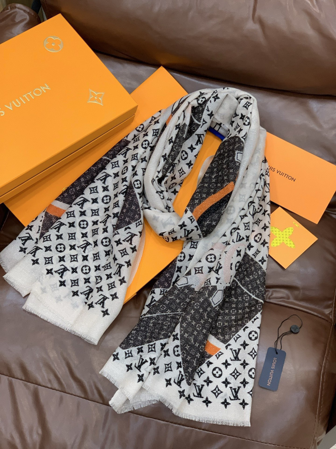 会发光发亮的围巾and Away 系列，致意路易威登的旅行传承。描绘 Monogram 载着路易威登手袋