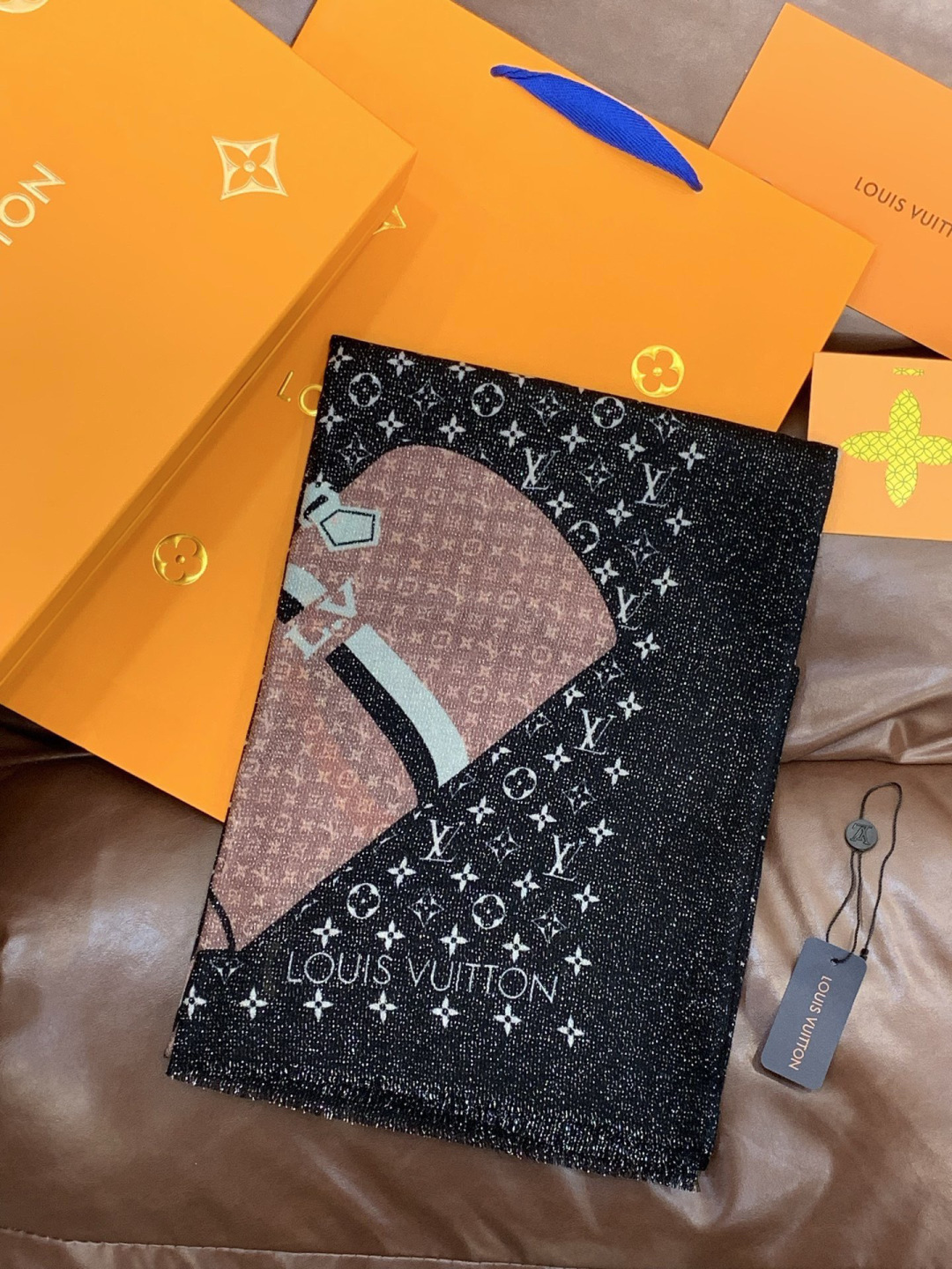 会发光发亮的围巾and Away 系列，致意路易威登的旅行传承。描绘 Monogram 载着路易威登手袋