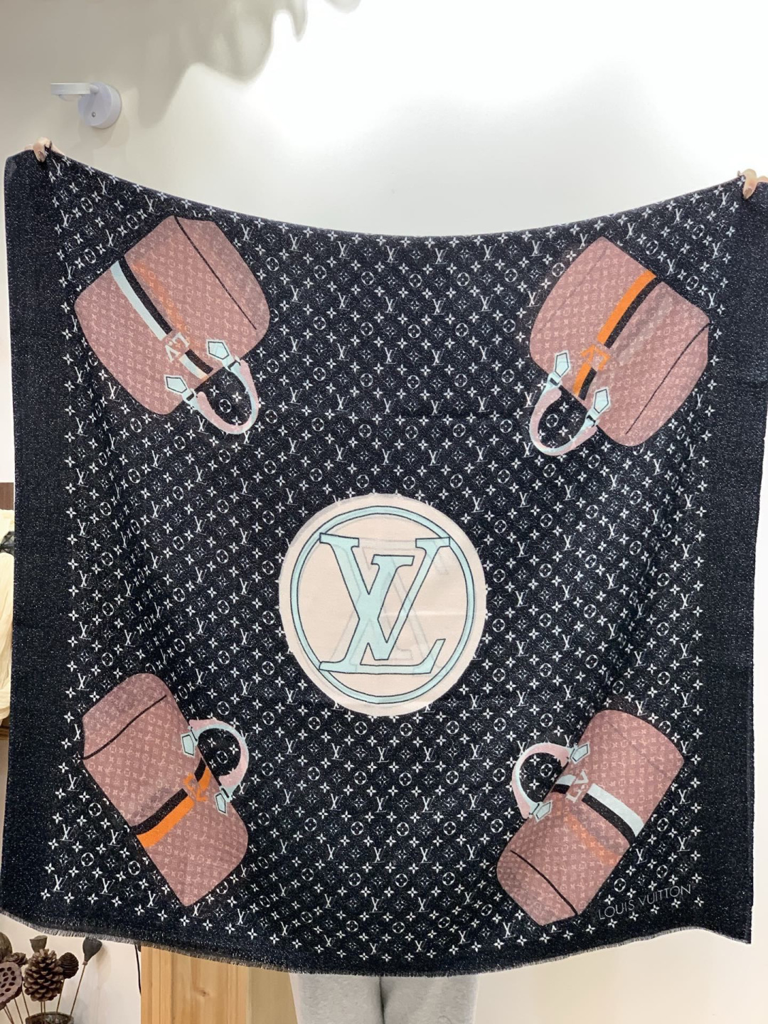 会发光发亮的围巾and Away 系列，致意路易威登的旅行传承。描绘 Monogram 载着路易威登手袋