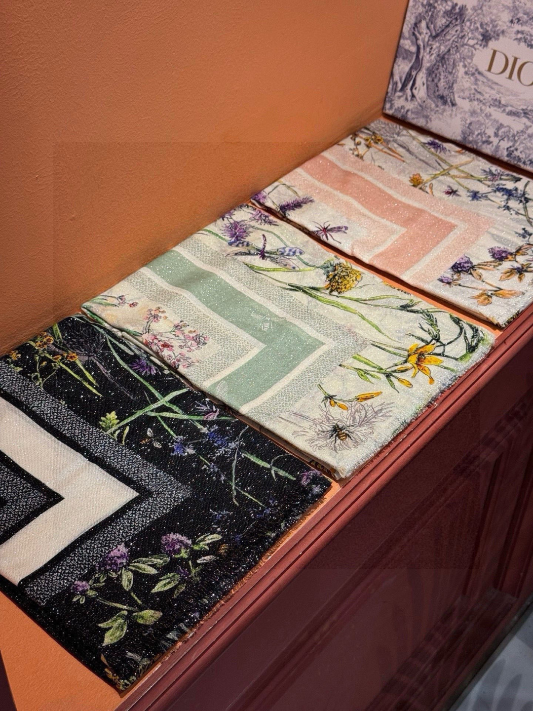 （会发光发亮的围巾）💃🏻💃🏻D家【D太阳女神银丝长巾】‼️抢‼️VIP推荐 ‼️👍下手一定要快【高端 大