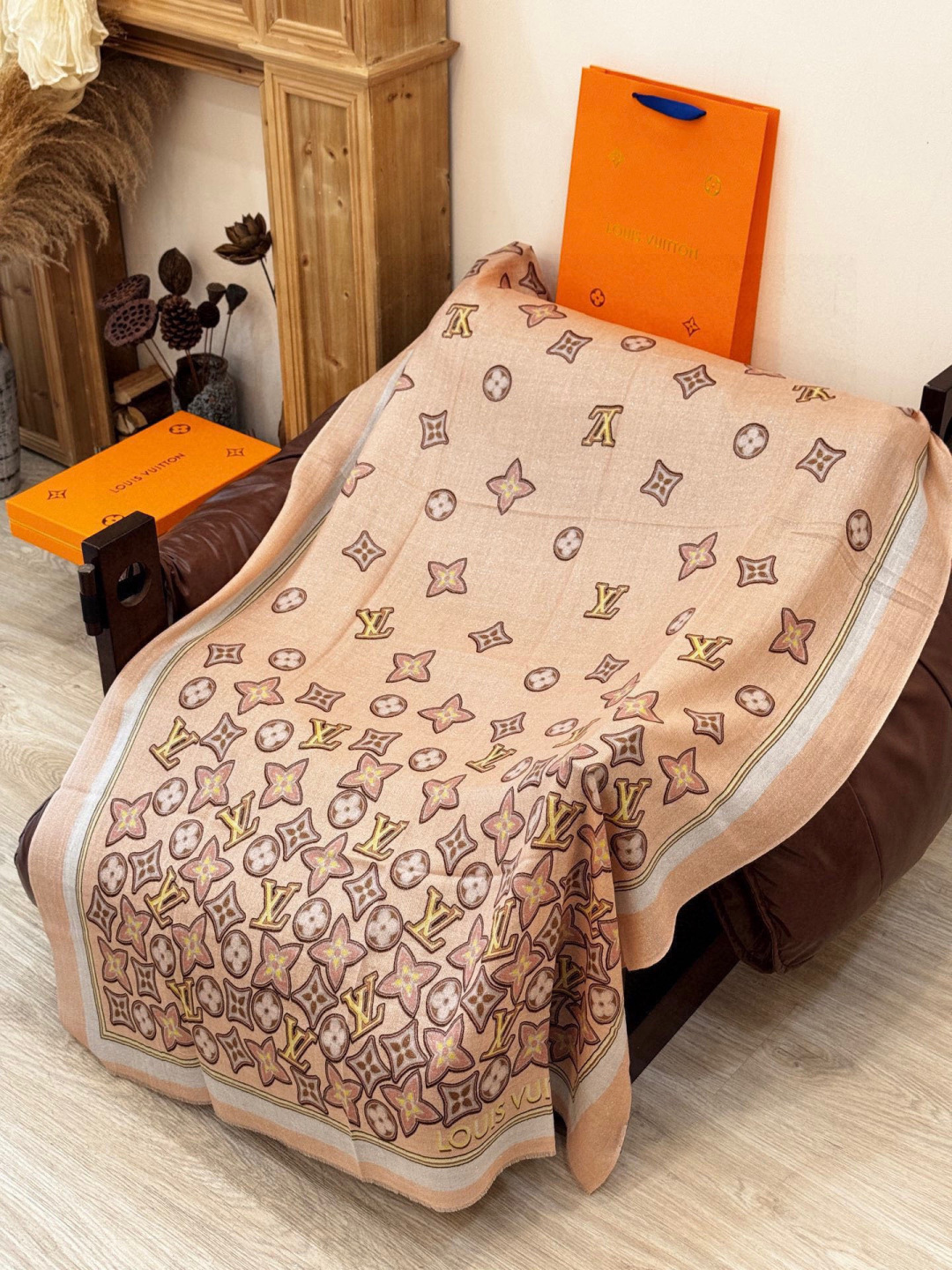 会发光发亮的围巾and Away 系列，致意路易威登的旅行传承。描绘 Monogram 载着路易威登手袋