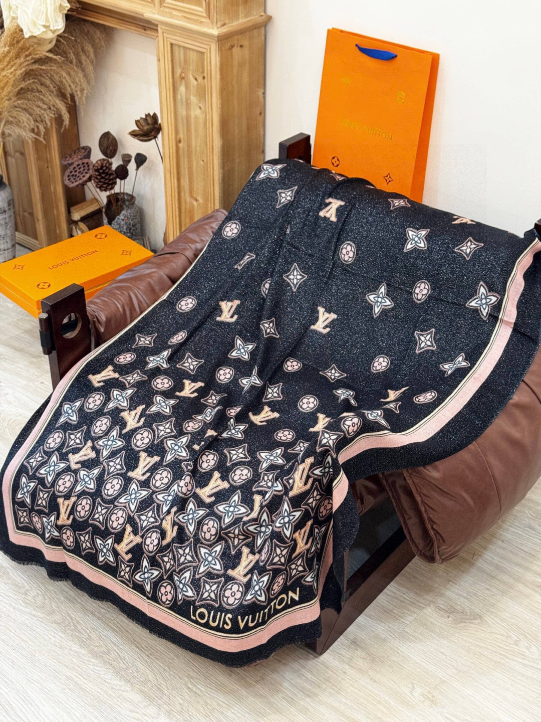 会发光发亮的围巾and Away 系列，致意路易威登的旅行传承。描绘 Monogram 载着路易威登手袋