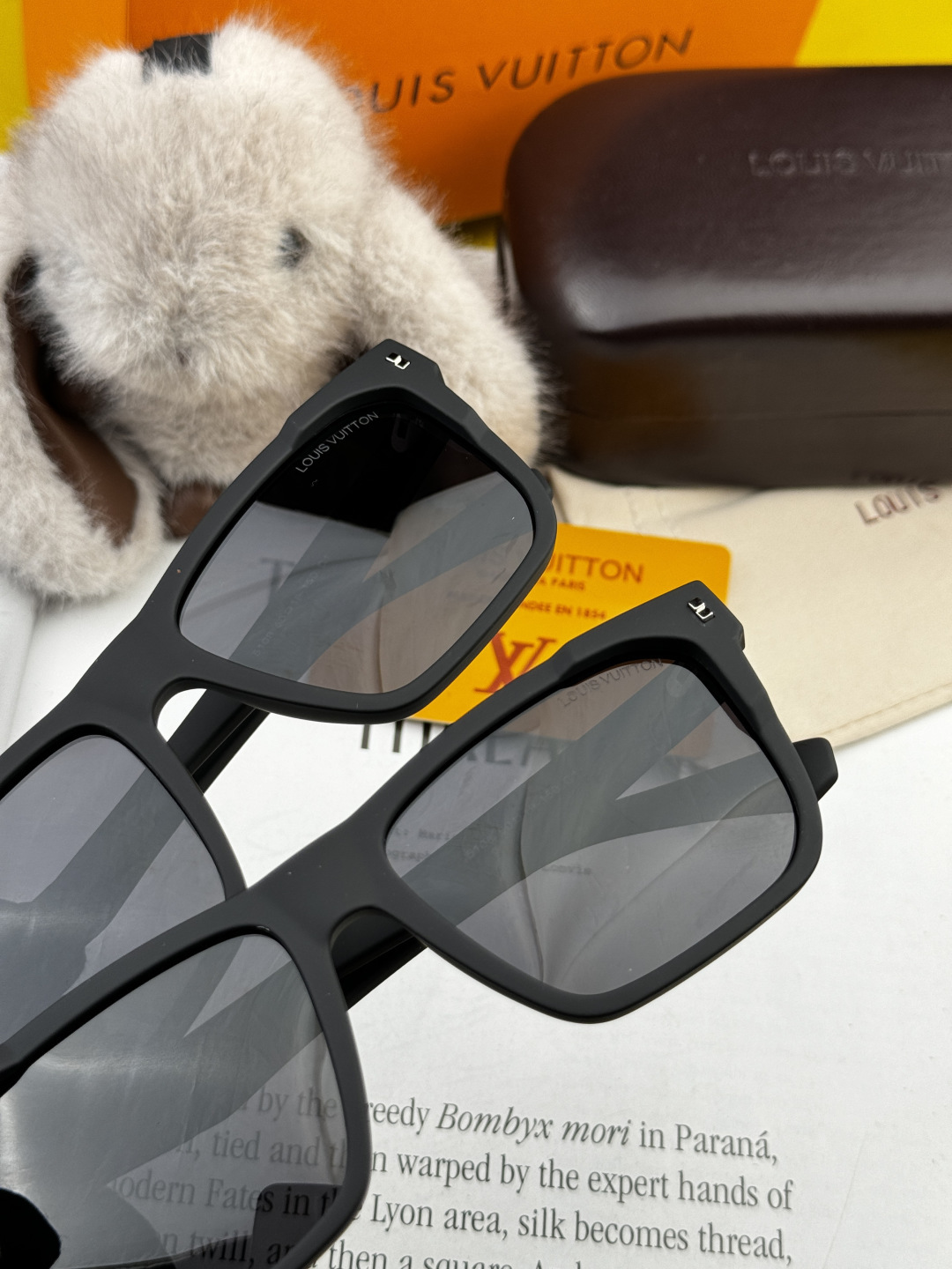 LV 2025年开春新款 潮流爆款 时尚方框太阳镜 高品质 佩戴舒适 网红潮款墨镜 型号L8510