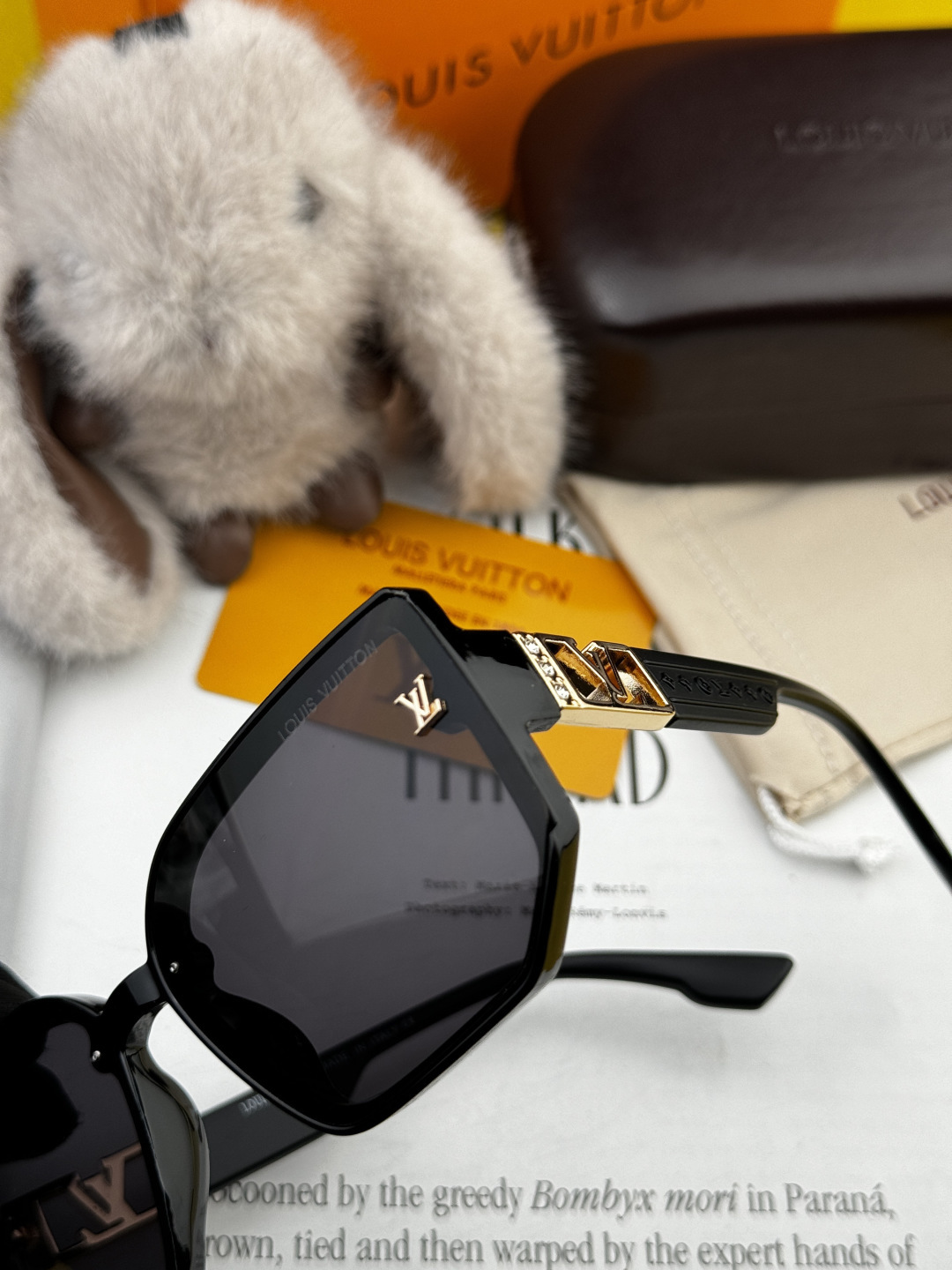 LV 2025新款女士方框太阳眼镜 开车墨镜 新款太阳镜 时尚大方 舒适轻盈 精致奢华 超轻 型号：L8