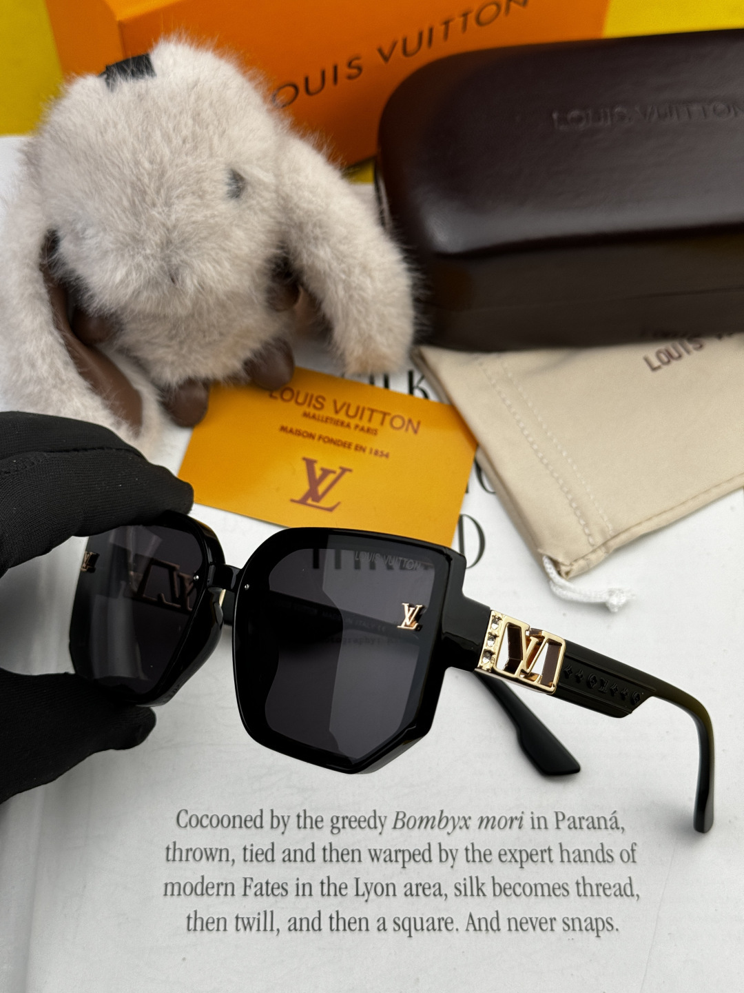 LV 2025新款女士方框太阳眼镜 开车墨镜 新款太阳镜 时尚大方 舒适轻盈 精致奢华 超轻 型号：L8