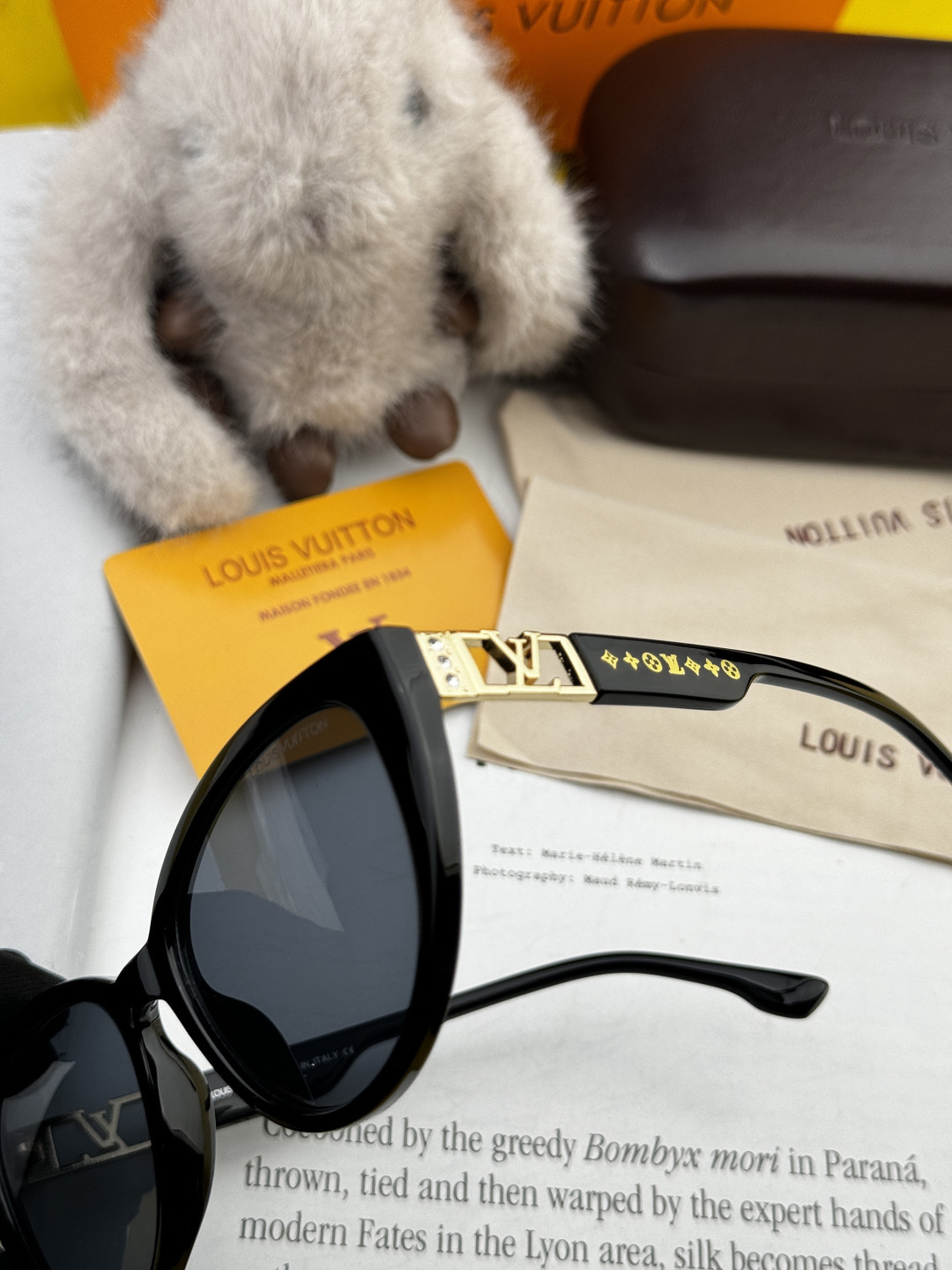 LV 2025新款女士方框太阳眼镜 开车墨镜 新款太阳镜 时尚大方 舒适轻盈 精致奢华 超轻 型号：L1