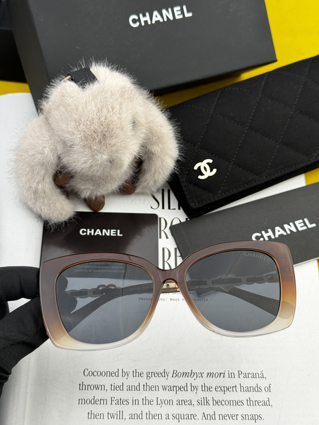 Chanel太阳镜墨镜 经典的方框设计，不挑脸型，无论搭配大衣还是连衣裙都非常显气质太阳镜预防紫外线 型