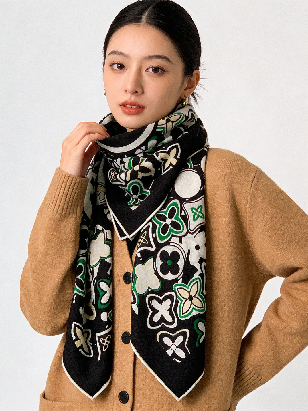 NO:678626,JARDIN DES PLANTES 140 double-sided velvet ~ [LV new autumn and winter product] Jardin Des Plantes velvet shawl is named after the historic Paris Botanical Garden. It celebrates the magnificence of nature with its elegant design. The towering tree stands on the Louis Vuitton hard case, surrounded by blooming flowers and Paris landmark patterns, which can inject a romantic atmosphere into various looks. Ingredients: 30% silk and 70% cashmere.  Size 135*135cm high version scarf, high version scarf, louis vuitton, louis vuitton, real silk, shawls19860909JARDIN DES PLANTES 140双面丝绒～【LV秋冬新品】 Jardin Des Plantes 丝绒披肩得名于历史悠久的巴黎植物园,以优雅设计颂赞大自然的宏伟壮丽.参天大树屹立于路易威登硬箱之上,怒放花卉和巴黎地标图案环绕四周,可为各式造型注入浪漫气息. 成份30真丝70羊绒 尺寸135*135cm高版本围巾,高版本围巾,louis vuitton,louis vuitton,real silk,shawls,scarf