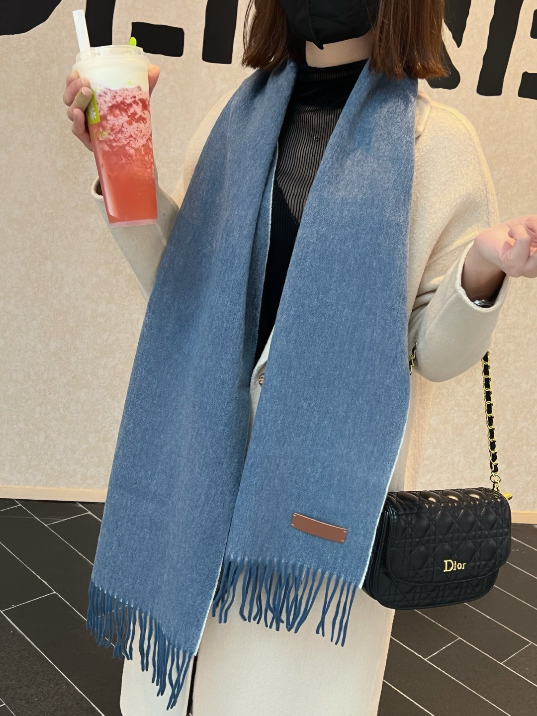 NO:678592,Burberry's new couple's Paris Fashion Show double-sided cashmere scarf!  Made of Mongolian Plateau fine cashmere!  It feels full of fine fluff!  This price is absolutely 100% affordable!  Exquisite embroidery craftsmanship!  Great for giving as a gift or keeping for yourself!  Absolutely good stuff!  Each item is shipped after multiple inspections!  No one-off products!  If you are not satisfied with the feel, please return the package!  It's a pity to miss such a good thing. Size 180*35 high version scarf, high version scarf, burberry19860909巴宝莉新款 情侣款 巴黎时装展双面羊绒围巾！采用蒙古高原细羊绒！手感满满地都是细腻的绒毛！这个价格绝对百分之百的实惠！精湛绝伦的绣字工艺！送礼自留都不错！绝对好货！每条都经过多次检查出货！无一次品！不满意手感包退换！这样的好东西错过实在可惜 尺寸180*35高版本围巾,高版本围巾,burberry,scarf