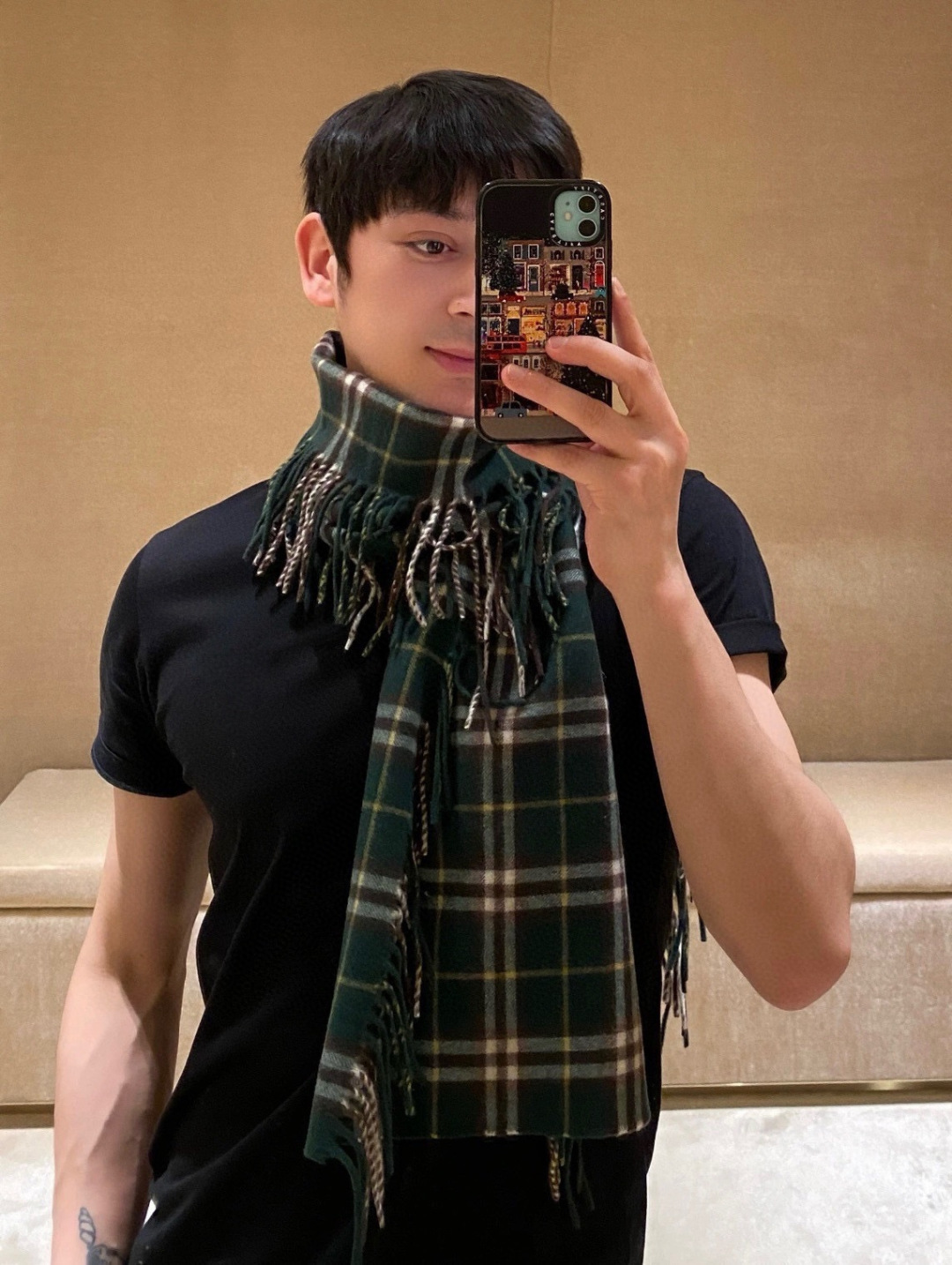 NO:678599,'Plaid Tassel Scarf' ｜Same style as Jin Jing: 155x30cm, a fashionable must-have♀ Different from the classic design, tassel decoration is incorporated on both sides, suitable for matching with simple basic models or retro items of the same style, perfectly interpreting the charm of low-key retro. If you prefer a restrained and high-end retro style, you can go for it!  high version scarf, high version scarf19860909《格纹流苏围巾》 ｜金靖同款 : 155x30cm 时髦精必备呀♀ 不同于经典设计,两侧融入流苏装饰,适合搭配简约基础款或同风格复古单品,完美诠释低调复古的韵味.偏爱内敛又高级的复古格调,可以冲！ 高版本围巾,高版本围巾,scarf