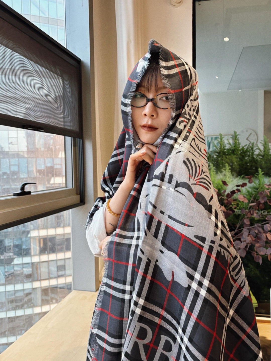 NO:678635,BBR's most worth-buying thin air-conditioning shawl, Golden Spike War Horse. More than 100 pieces in each color. It feels really good to wear, and the solid double-sided jacquard weaving process is full of high-end feeling. Size 70.200!  .high version scarf,high version scarf,shawls19860909BBR最值得入手的薄款空调披肩金穗战马 .每个颜色一百多条 .佩戴感觉真的很好,扎实的双面提花织造工艺高级感满满.尺寸70.200！.高版本围巾,高版本围巾,shawls,scarf