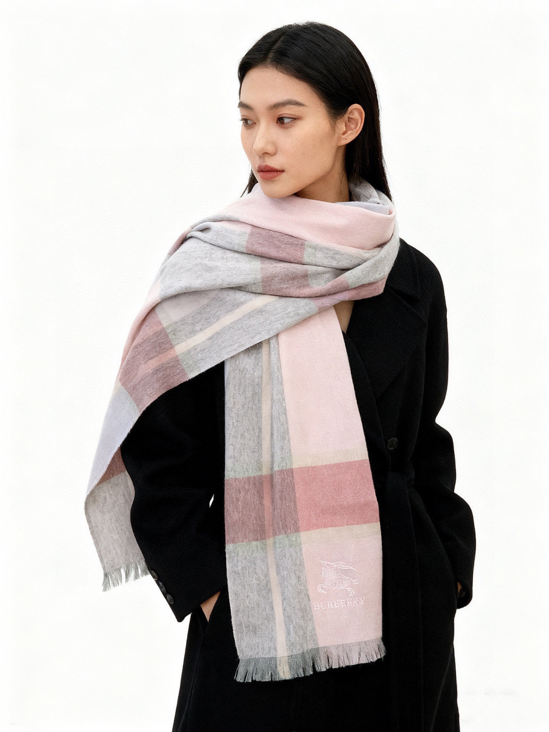 NO:678606,Burberry counter-level classic cashmere plaid scarf!  !  Really fragrant series must be recommended!  The latest appearance of the counters. Currently, all counters have been replaced with a new white label with pure handmade four-corner stitching!  !  The classic among classics. The best!  !  All other F products are inferior, but they are made of pure cashmere!  This export single specification has always been our trump card word-of-mouth series. It has countless fans and countless sisters who have to get one for themselves!  !  !  In short, it is a first-class product. The double-sided cashmere has a classic size with very clear and beautiful water ripples, and the water ripples are clear and distinct. This is the only batch of good products. I will not replenish it after it is sold out. You get what you pay for. The factory said that this product will not be ordered again. The customer provides the yarn, dyes it, and fixes the color. It takes half a year!  This is the batch this year, not many!  It feels soft and fluffy, luxurious and textured!  !  Seriously good stuff!  high version scarf, high version scarf, burberry, burberry19860909巴宝莉burberry专柜级经典羊绒格子围巾！！真香系列必入推荐！专柜最新品相,目前专柜都换上了纯手工四角缝白标新标！！经典中的经典.就要最牛的！！其他什么F货都弱爆了,真材实料纯羊绒！这个出口单规格一直是我们王牌口碑系列,必入圈粉无数无数姐妹们怎么都得给自己整一条！！！总之一等一的好货.双面羊绒都有着非常清晰漂亮的水波纹 的经典尺寸,清楚明了的水波纹.好货仅此一批.售完真心没有补.一分钱一分货,工厂说了这款不会再下单,客方提供纱线,再染色,再定色,翻来覆去要半年了！今年就这一批,没有多少条！手感柔软蓬松,奢华有质感！！正儿八经的好东西啊！高版本围巾,高版本围巾,burberry,burberry,scarf