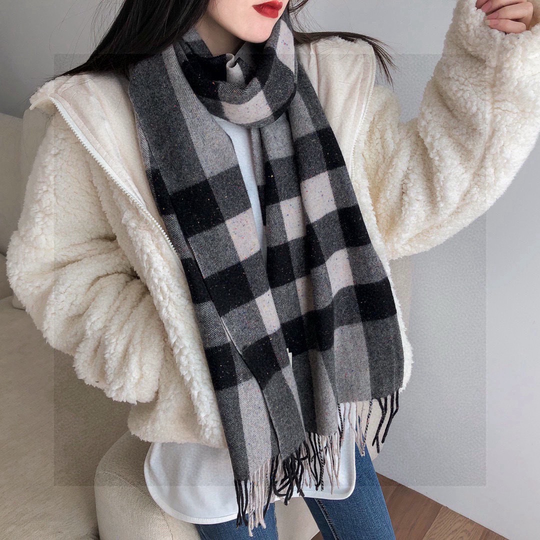 NO:678610,..It’s so beautiful that it screams Burberry’s counter model uses a water-soluble woolen yarn process. During spinning, the seven-color dots are directly spun into the water-soluble yarn and weaved uniformly. After the weaving is completed, the water-soluble yarn is taken off by entering water. Due to the high weaving density of the scarf, after the water-soluble yarn disappears after entering the water, the colorful dots remain on the scarf. European and American  Fan'er is another fashionable and practical long scarf. The color matching is very coordinated for both men and women. The cashmere feels so soft that it makes it fashionable, warm and stylish. For plaid lovers, don't miss it. The size is 36*220. Dear friends, hurry up and grab the higher version of the scarf, the higher version of the scarf, burberry19860909..太美了美到要尖叫巴宝莉专柜款采用粗纺纱线水溶工艺,纺纱时候直接把七色彩点纺进水溶纱,统一织造,织造完成之后入水脱掉水溶纱线,由于围巾织造密度大,水溶纱线入水消失之后,彩点就留在了围巾上面欧美范儿又是一款即时尚又实用的长围巾,男女通用颜色搭配很协调,羊绒手感柔软好到爆带起来时尚暖和大气有范儿,格子控们,不要错过哦,尺寸36*220,亲们速度开抢高版本围巾,高版本围巾,burberry,scarf