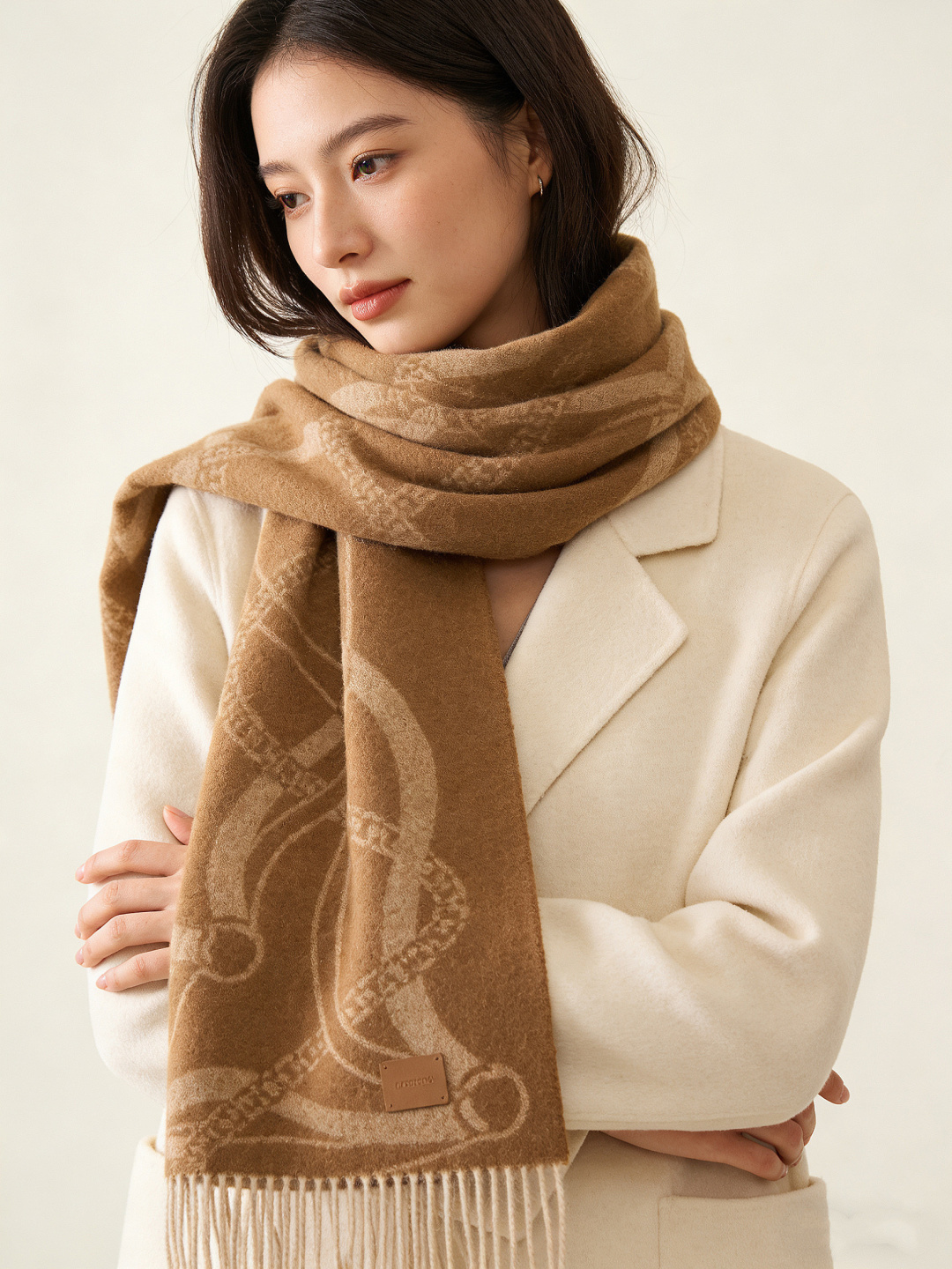 NO:678563,The Hermès Paris Fashion Show business cashmere scarf factory for men and women selects the finest ultra-fine cashmere fiber and combs it by hand. It is time-consuming and labor-intensive. Then it is soaked in clear spring water and washed to give the cashmere fiber a unique fluffy texture. This is why it feels so delicate. Finally, it uses exquisite embossing and ironing processes to give it a luxurious and soft surface gloss. The process is particularly complicated and it uses fine cashmere from the Mongolian Plateau!  !  It feels full of fine fluff!  This price is absolutely 100% affordable!  Exquisite embroidery craftsmanship!  Great for giving as a gift or keeping for yourself!  Absolutely good stuff!  Size 30*164+8*2 high version scarf, high version scarf, hermes19860909爱马仕巴黎时装展商务男士女士羊绒围巾代工厂臻选上乘的超细羊绒纤维 进行纯手工精梳处理 耗时耗力 再以清泉水浸泡涤荡 使羊绒纤维呈现出独特的蓬松质感 手感才如此细腻 最后以考究压印与熨烫工艺 才有奢华柔和的表面光泽 工艺特别复杂哦采用蒙古高原细羊绒！！手感满满地都是细腻的绒毛！这个价格绝对百分之百的实惠！精湛绝伦的绣字工艺！送礼自留都不错！绝对好货！尺寸30*164+8*2高版本围巾,高版本围巾,hermes,scarf