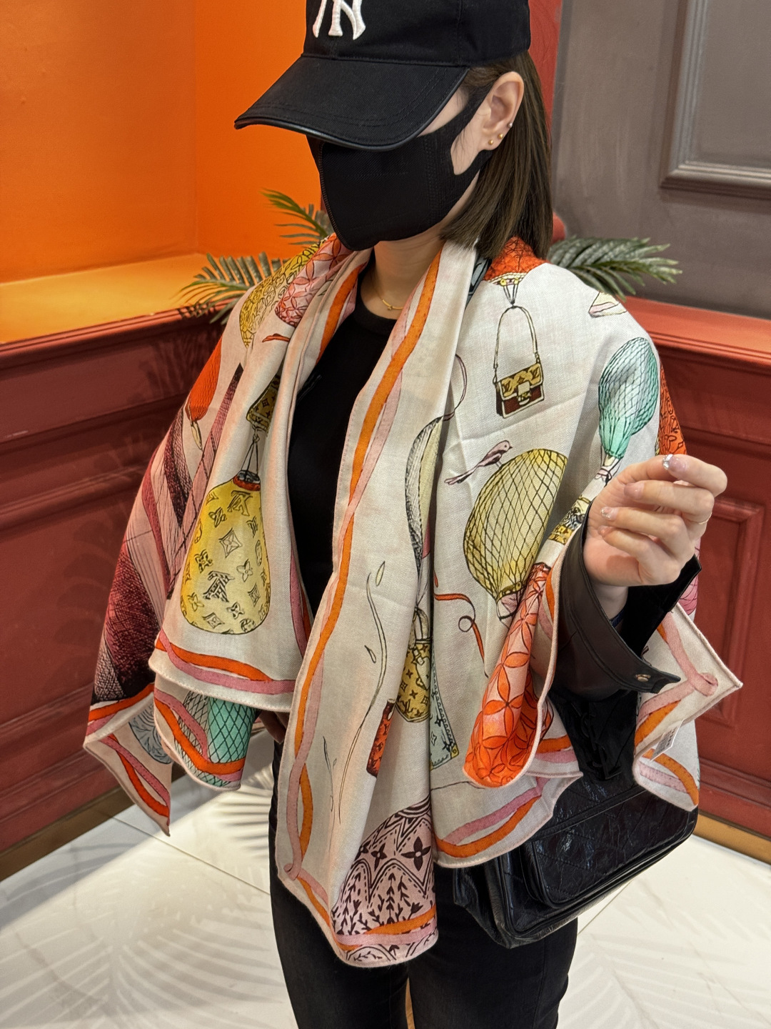 NO:678541,[Double-sided same color] Original Lv140cm velvet square scarf, 'Hot Air Balloon', this square scarf is newly added to the U Price and Away series, paying tribute to Louis Vuitton's travel heritage. The silk screen process depicts rich details, depicting the scene of the Monogram hot air balloon carrying Louis Vuitton handbags and suitcases rising into the sky!  !  The top-grade twill silk cashmere material is purely hand-rolled, with a full sense of light luxury. The new fabrics at the counter pursue shape and have a crisp feel. High-end designers consider the upper body effect and color saturation in color matching. The color is fresh and rich, very delicate and has the temperament of a lady!  Good stuff waits for no one, if you like it, don’t miss it!  Hurry and order now [Ingredients size 140X140cm 70 cashmere 30 silk double-sided same color] high version scarf, high version scarf, louis vuitton, louis vuitton, real silk19860909【双面同色】原单Lv140cm丝绒方巾,《热气球》,本款方巾全新加入 U价 and Away 系列,致意路易威登的旅行传承.丝印工艺刻画丰富细节,描绘 Monogram 热气球载着路易威登手袋和行李箱升向天空之景！！顶级斜纹真丝羊绒材质纯手工卷边,轻奢感十足 专柜新款面料追求造型,手感挺括,高端设计师配色均考虑上身效果和色彩饱和度,色泽新鲜浓郁非常精致又有名媛气质！好货不等人,喜欢就不能错过哦！快快砸单来吧【成分尺寸140X140cm 70羊绒 30真丝 双面同色】高版本围巾,高版本围巾,louis vuitton,louis vuitton,real silk,scarf