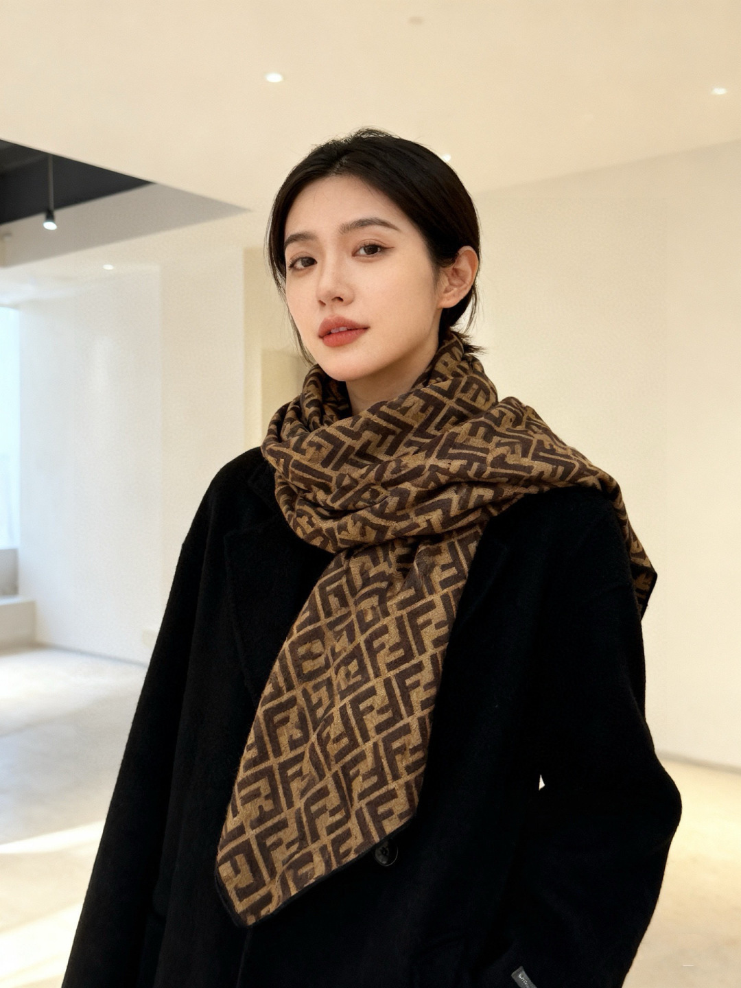 NO:678553,The classic double F logo is all over the entire scarf. It is made of velvet and has good warmth and hand feel. A must-have for autumn and winter. Versatile style.  In 1962, F Company hired the famous German designer Karl Lagerfeld (Karl Lagerfeld) as its brand designer. Lagerfeld's dramatic design concept brought Fendi brand clothing to the attention and praise of the global fashion industry. The mixed series with the double F letter as the logo jointly created by Lagerfeld and Fendi is another double letter logo that everyone in the fashion industry recognizes after the double C letter of Chanel in France and the double G letter in Italian Gucci. Material: 30 mulberry silk, 70 cashmere  Size 140*140 high version scarf, high version scarf, fendi19860909经典双F logo 遍布整条围巾丝绒材质 保暖性和手感都还不错哦 秋冬必入 百搭款 1962年,F公司聘用著名德籍设计师卡尔·拉格菲尔德(KarlLagerfeld)为其品牌设计师,拉格菲尔德富有戏剧性的设计理念使芬迪品牌服装获得全球时装界的瞩目及好评,拉格菲尔德与芬迪合作的以双F字母为标识的混合系列是继法国夏奈尔的双C字母、意大利古奇的双G字母后,又一个时装界众人皆识的双字母标志 材质30桑蚕丝70羊绒 尺寸140*140高版本围巾,高版本围巾,fendi,scarf