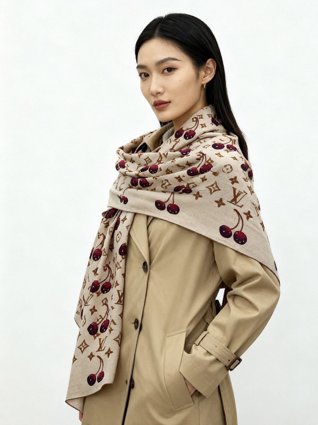 NO:678569,LV  30% silk 70% cashmere Inkjet printing Monogram pattern Cherry pattern Louis Vuitton logo High version scarf, high version scarf, louis vuitton, louis vuitton, real silk19860909LV X TM MONOGRAM CERISE 140丝绒方巾【140双面丝绒同色】 LV × TM Monogram Cerise 方巾出自路易威登x村上隆复刻系列,为华美丝毛点缀Monogram 图案,再以日本艺术家笔下的灵动樱桃元素注入清新活力.无论单独佩戴或搭配同系列其他单品,均可展露瞩目风采. 140*140厘米（长度×高） 30真丝70羊绒 喷墨印制 Monogram 图案 樱桃图案 路易威登标识 高版本围巾,高版本围巾,louis vuitton,louis vuitton,real silk,scarf