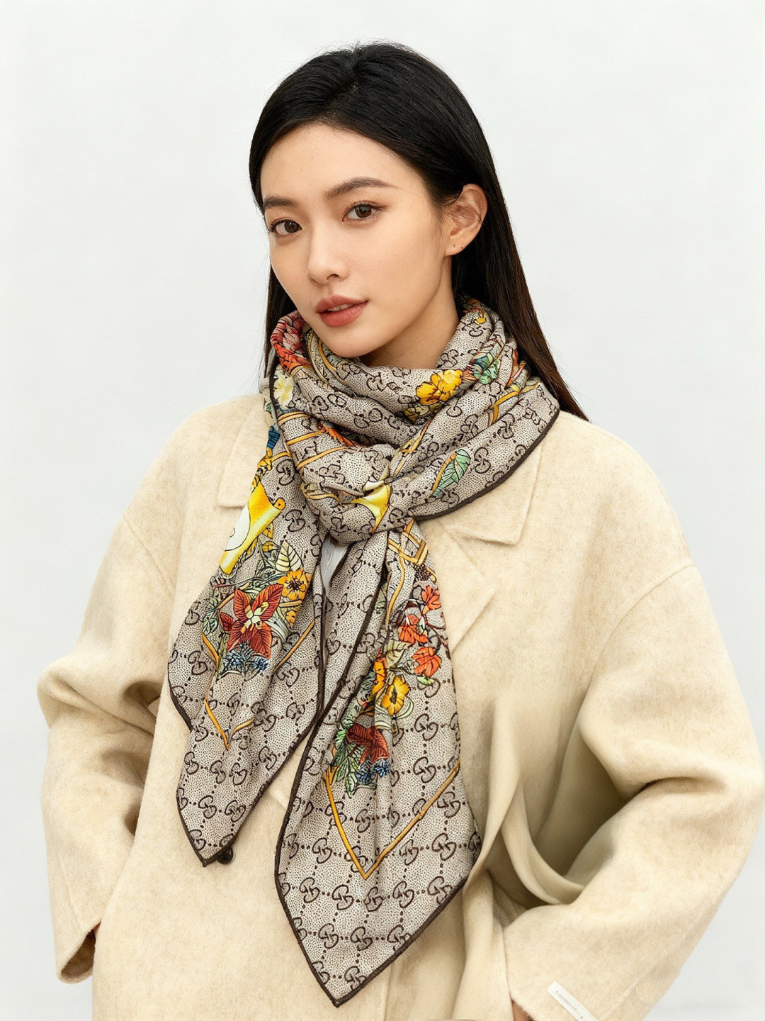 NO:678530,Gucci's new square scarf Gucci animal and flower print. The brand's archive patterns shine against the new eye-catching print. This square scarf is exquisitely decorated with animal and flower prints, highlighting Gucci's design inspiration drawn from nature. 30 mulberry silk 70 cashmere size 140*140 high version scarf, high version scarf, gucci19860909Gucci新款方巾 Gucci动物和花卉印花 品牌典藏图案在与全新醒目印花的衬托下熠熠生辉.这款方巾匠心缀饰动物和花卉印花,彰显Gucci从大自然汲取而来的设计灵感. 30桑蚕丝70羊绒 尺寸140*140高版本围巾,高版本围巾,gucci,scarf