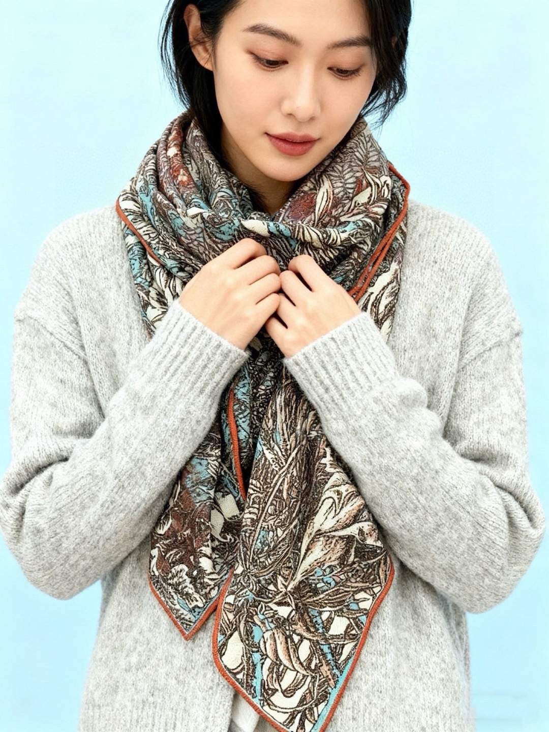 NO:678540,Be the first to arrive in the autumn and winter of 2025 [Double-sided velvet square scarf of the same color] Hand-rolled cashmere and silk blended shawl (70% cashmere, 30% mulberry silk) This shawl is made of classic cashmere and silk blended fabric, soft and light, easy to wear. A must-have for air-conditioned rooms!  Ideal for colder days or cooler evenings. Dimensions 140x 140 cm | Due to the hand-rolled edges of this shawl, the dimensions may vary slightly from those shown. High version scarf, high version scarf, real silk, shawls198609092025年秋冬抢先 上新【双面同色丝绒方巾】手工卷边山羊绒和真丝混纺披肩（70山羊绒,30桑蚕丝） 这款披肩采用经典山羊绒和真丝混纺面料,柔软轻盈,佩戴方便.空调房必备！寒冷时分或微凉夜间的理想之选. 尺寸140x 140厘米 | 由于这款披肩采用手工卷边,与标示的尺寸或会略有不同高版本围巾,高版本围巾,real silk,shawls,scarf