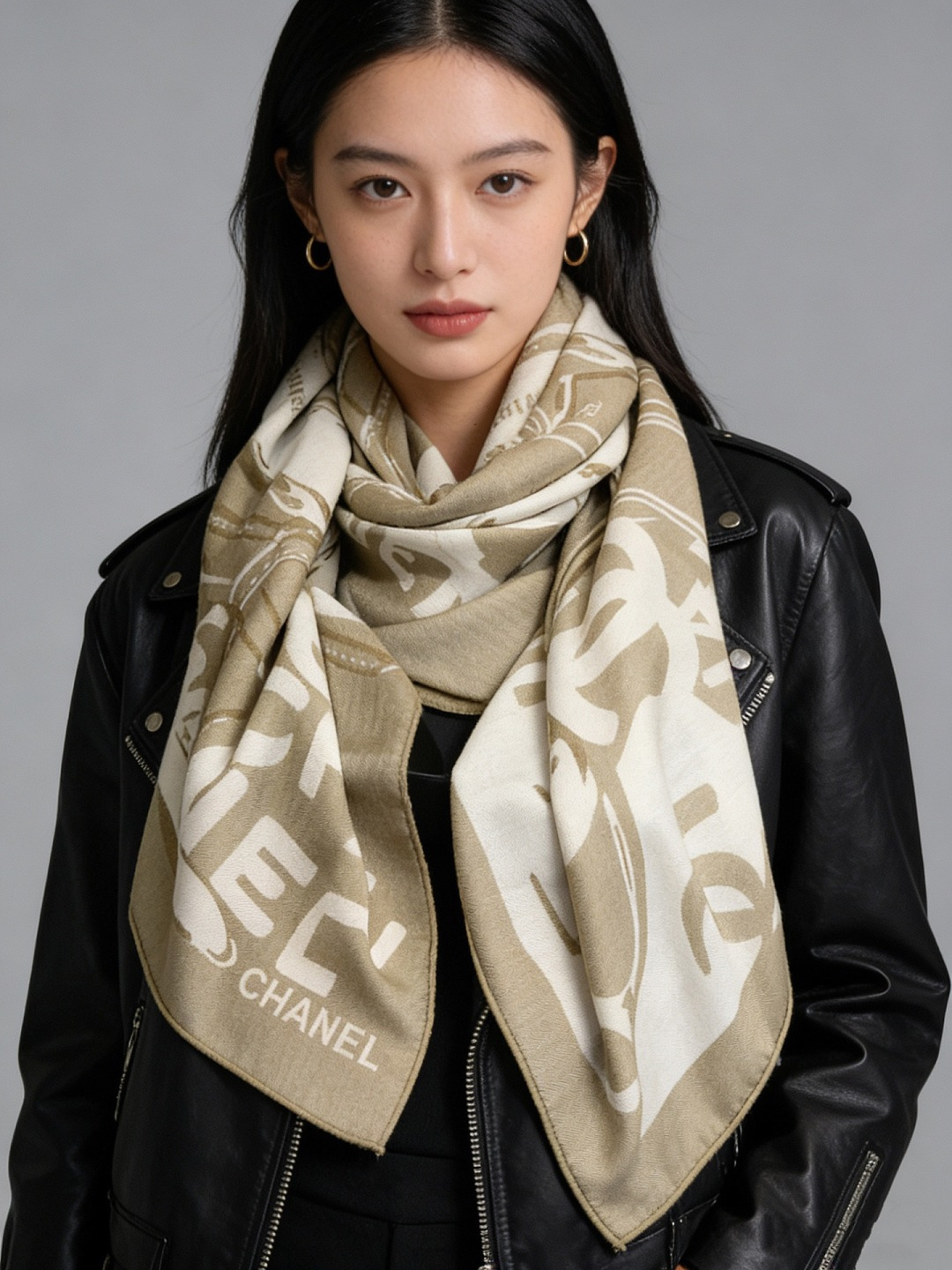 NO:678634,2025 Autumn and Winter haute couture collection ~ Chanel [140 double-sided velvet shawls of the same color] This series composes a hymn of freedom and lightness. This series of works innovatively interprets the brand's style symbols, showing unrestrained confidence and charm. Elegant and romantic style design. Ingredients: 30% mulberry silk and 70% cashmere. Size 135*135cm. High version scarf, high version scarf, chanel, shawls198609092025秋冬高级成衣系列～Chanel【140双面同色丝绒披肩】 此系列谱写一曲自由轻灵的赞歌 本系列作品创新演绎品牌的风格符号 尽显无拘无束的自信魅力 优雅浪漫的风格设计 成份30桑蚕丝70羊绒 尺寸135*135cm 高版本围巾,高版本围巾,chanel,shawls,scarf