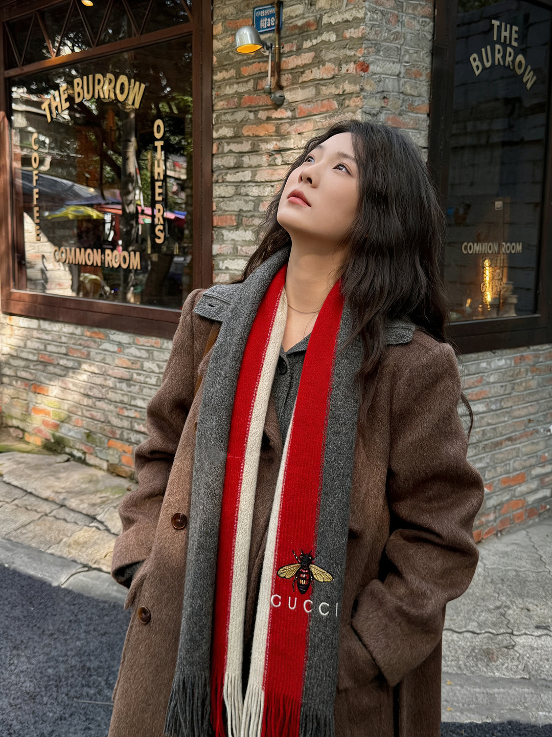 男女同款,百分百纯羊绒 Gucci 高端羊绒针织围巾!】可正式,可随意,非常Classical的设计.这款织法比较难,又很费纱线,工艺难度非常大 这样的男款围巾,绝对是一条审美不过时的单品!随便围都会好看的羊绒围巾,版型真是一绝 太实用百搭了,其实没有多余的设计,怎么围都好看!有垂坠感,温暖且非常显瘦!搭配正装或者搭配休闲装都很合适~对折挂围或者绕圈围都完全可以,有温度的风度 ️30✖️180