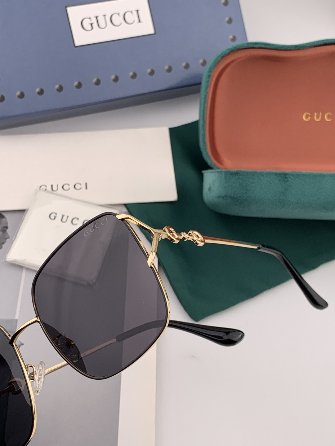 GUCCI 开春新款 最新款方框太阳镜 各路网红纷纷带起气场满分‼️ 俏皮甜美.上脸效果更佳.金属质感超