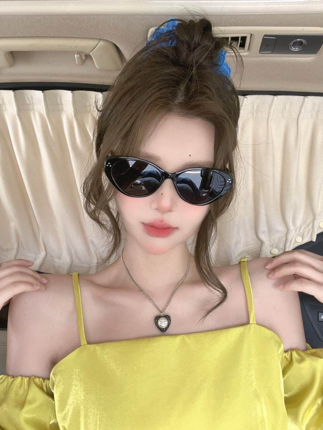 Gucci 经典的小框设计，不挑脸型，无论搭配大衣还是连衣裙都非常显气质尼龙偏光镜片预防紫外线 型号：G