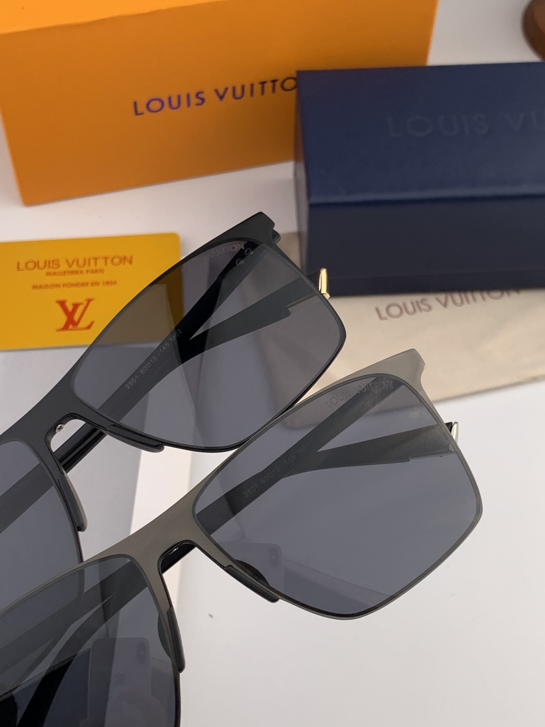 LV 男款炫彩飞行员偏光太阳镜 ❤️材质：高清尼龙加厚卡槽高清偏光镜片 🌹无边框镜架💕颜👍型号：L125