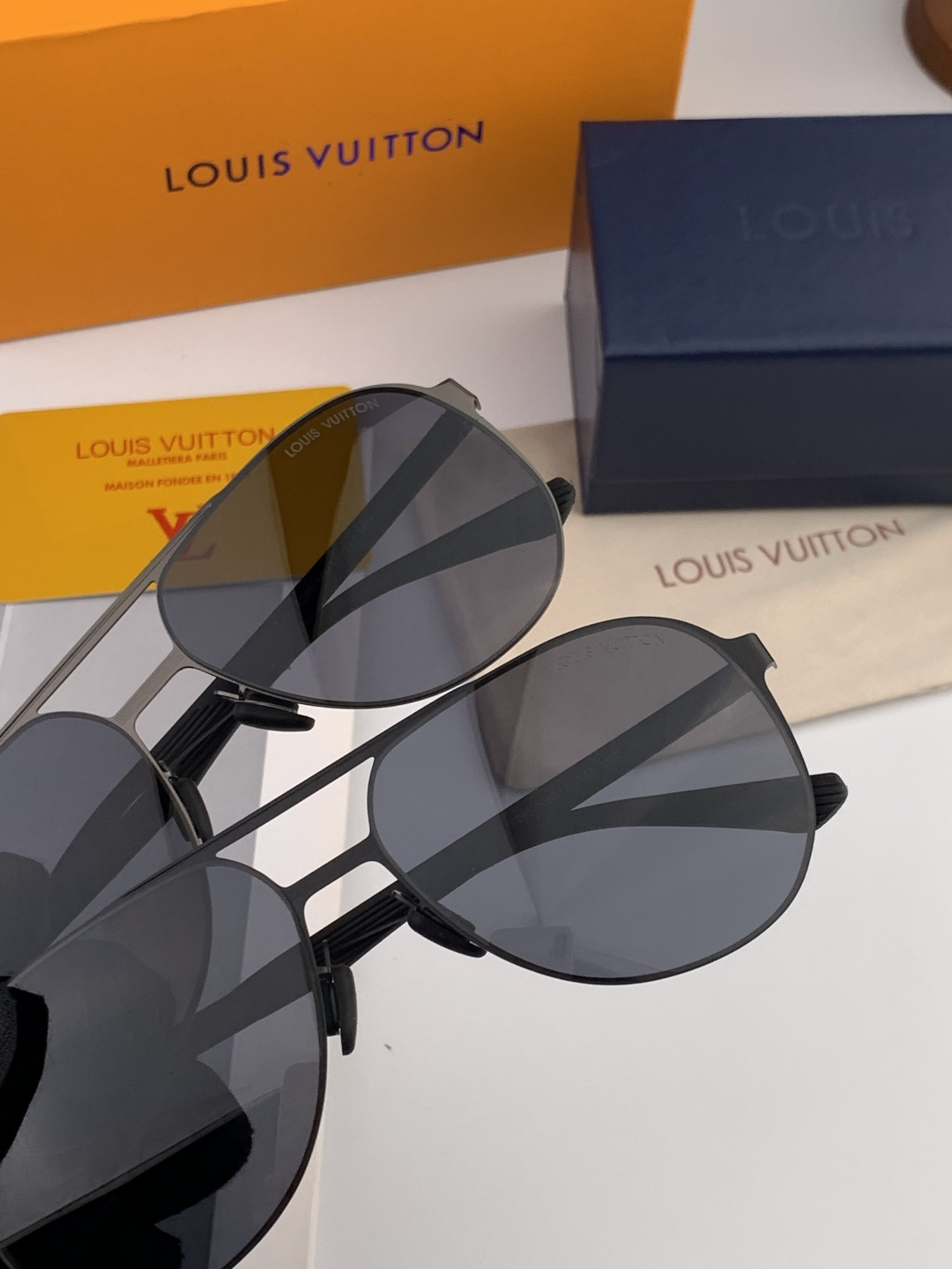 LV 男款炫彩飞行员偏光太阳镜 ❤️材质：高清尼龙加厚卡槽高清偏光镜片 🌹无边框镜架💕颜👍型号：L522