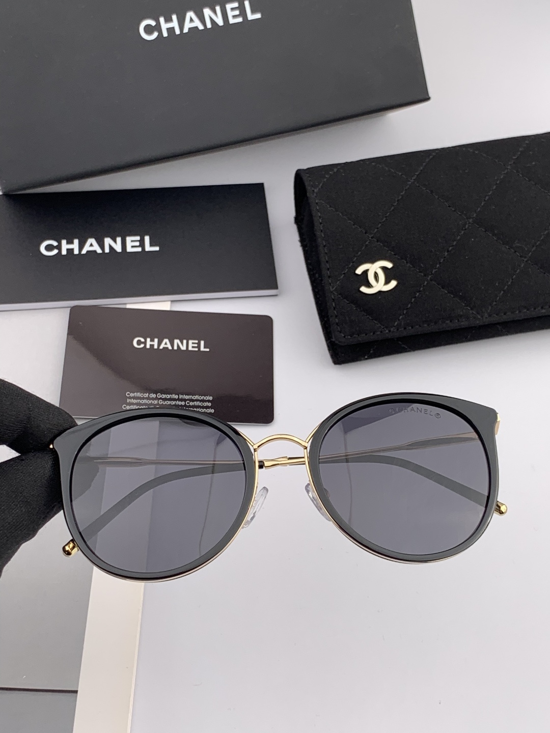 新品CHANEL 香奈儿太阳镜以独特魅力和前卫风格诠释春夏最新眼镜，质感超好佩带舒适 型号：CH7827