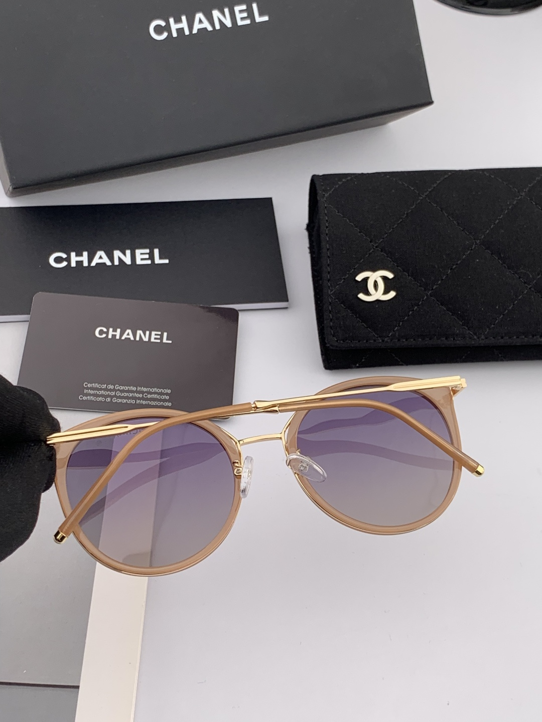 新品CHANEL 香奈儿太阳镜以独特魅力和前卫风格诠释春夏最新眼镜，质感超好佩带舒适 型号：CH7827