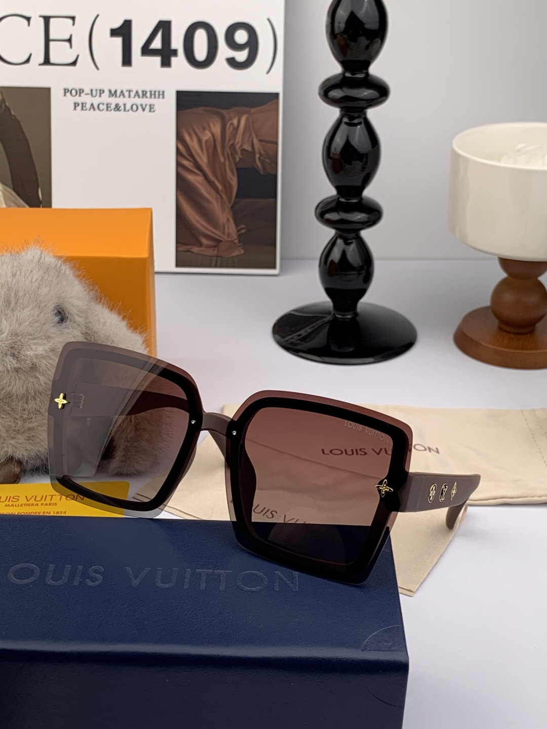 lv大框太阳镜墨镜经典的方框设计，不挑脸型，无论搭配大衣还是连衣裙都非常显气质预防紫外线 型号：L729