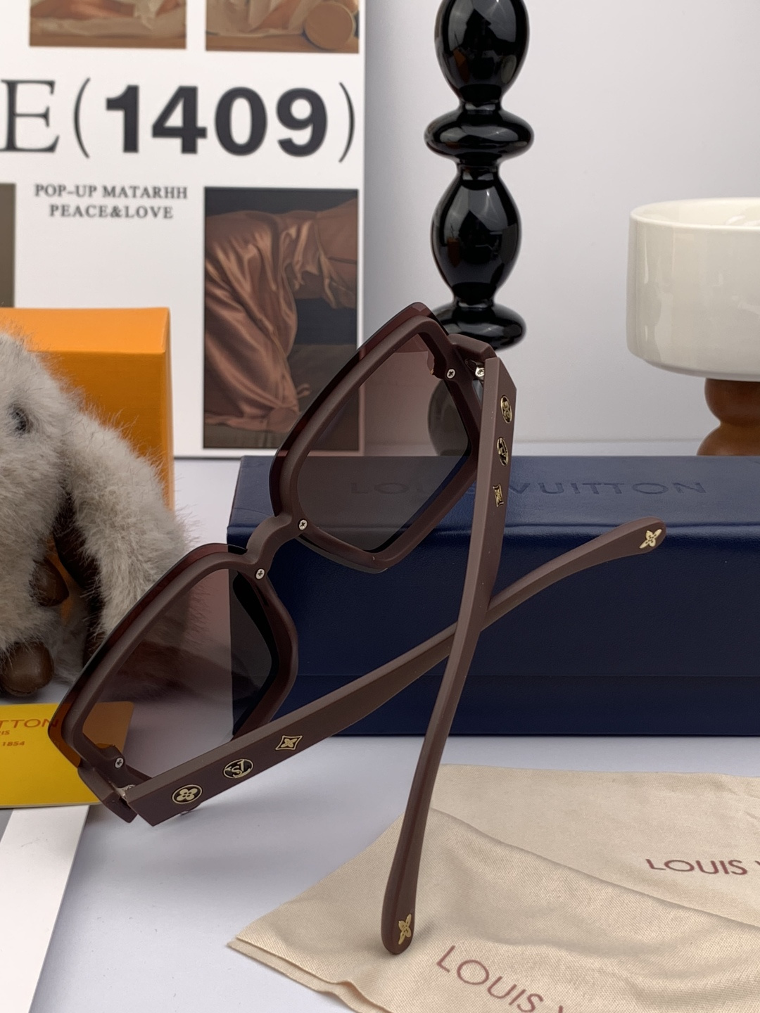 lv大框太阳镜墨镜经典的方框设计，不挑脸型，无论搭配大衣还是连衣裙都非常显气质预防紫外线 型号：L729