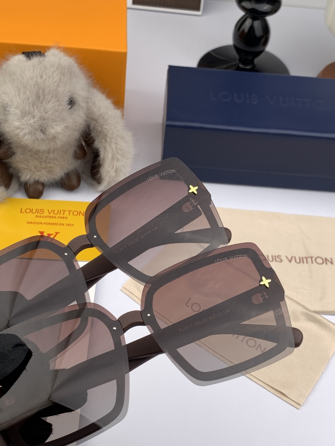 lv大框太阳镜墨镜经典的方框设计，不挑脸型，无论搭配大衣还是连衣裙都非常显气质预防紫外线 型号：L729