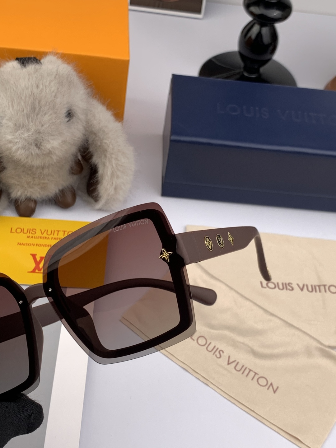 lv大框太阳镜墨镜经典的方框设计，不挑脸型，无论搭配大衣还是连衣裙都非常显气质预防紫外线 型号：L729