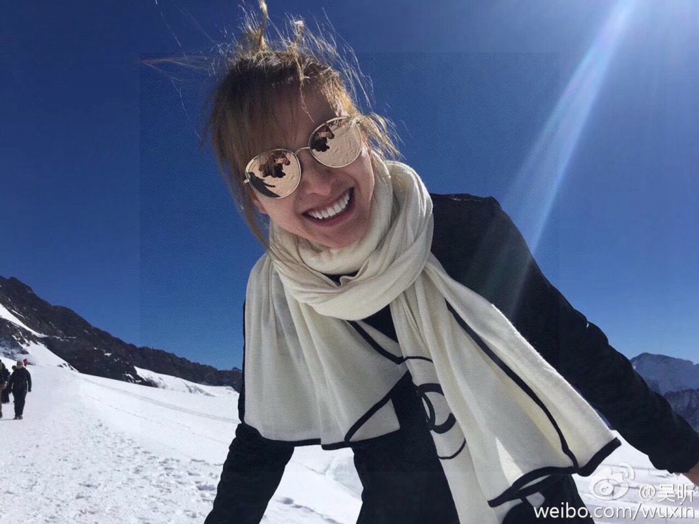 NO:704383,The classic Chanel LOGO of the same model as COCO Chanel Gulina Zha is woven from 30% silk and 70% cashmere fabric. The sharp contrast in color and texture brings a gorgeous visual feast. It is definitely not an ordinary material in the market and is decorated with black edges, making the chic long scarf so dazzling and charming.  It feels soft and comfortable, fashionable yet elegant, and its pure color exudes a strong modern flavor. Chanel's style is fully reflected. High version scarf, high version scarf, chanel, real silk19860909COCO香奈儿古力娜扎同款 经典的香奈儿 LOGO,以30真丝70羊绒羊绒面料编织而成,色泽与质感的鲜明对比,带来一场视觉上的华丽盛宴.绝非市场普通材质 、配以黑色边作为点缀,令别致长巾如此亮眼迷人 手感柔软舒适,时尚而不失优雅,纯粹的色彩,散发出浓郁的现代气息,香奈儿的范体现到淋漓尽致高版本围巾,高版本围巾,chanel,real silk,scarf