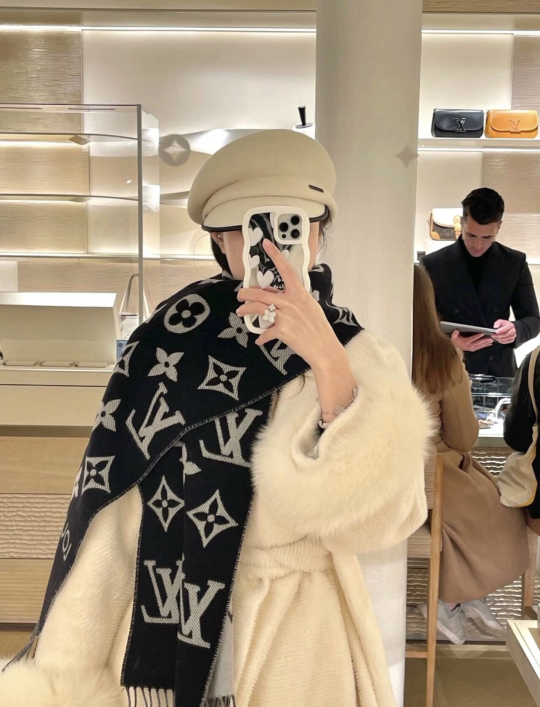 NO:704384,The Precious Dragon LV Essential scarf welcomes the Lunar New Year with the brand's classic elements. Sheep wool is integrated into the Monogram jacquard texture pattern, and the comfortable and warm design is full of trendy interest. 186 x 34 cm (length x height) 170 x 34 cm (excluding tassels) Wool Monogram jacquard texture pattern. High version scarf, high version scarf, louis vuitton19860909Precious Dragon LV Essential 围巾以品牌经典元素迎接农历新年.绵羊毛融入 Monogram 提花织纹图案,舒暖设计洋溢潮流意趣.186 x 34 厘米 (长度 x 高) 170 x 34厘米（不含流苏） 羊毛 Monogram 提花织纹图案.高版本围巾,高版本围巾,louis vuitton,scarf