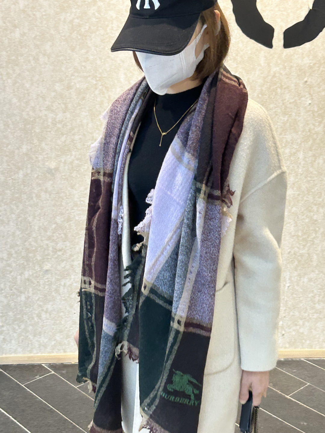 NO:704385,The most ruthless goods are coming. Burberry’s classic models are launched. Custom-woven lamb velvet ring velvet fabric scarf, classic hollow scarf. It feels extremely silky and the upper body is super comfortable!  !  Embroidered with the B family’s classic war horse LOGO and complete with tags, give it away and bring your own, absolutely classy!  !  Highly recommended for self-retention!  !  Size210*80cm high version scarf, high version scarf, burberry, ring19860909狠货来袭巴宝莉经典款重磅推出 定织羊羔绒戒指绒面料围巾,经典镂空围巾 手感极其丝滑,上身超级舒服！！绣有B家经典战马LOGO 吊牌齐全 送人 自带 绝对高大上！！极致自留推荐！！Size210*80cm高版本围巾,高版本围巾,burberry,ring,scarf