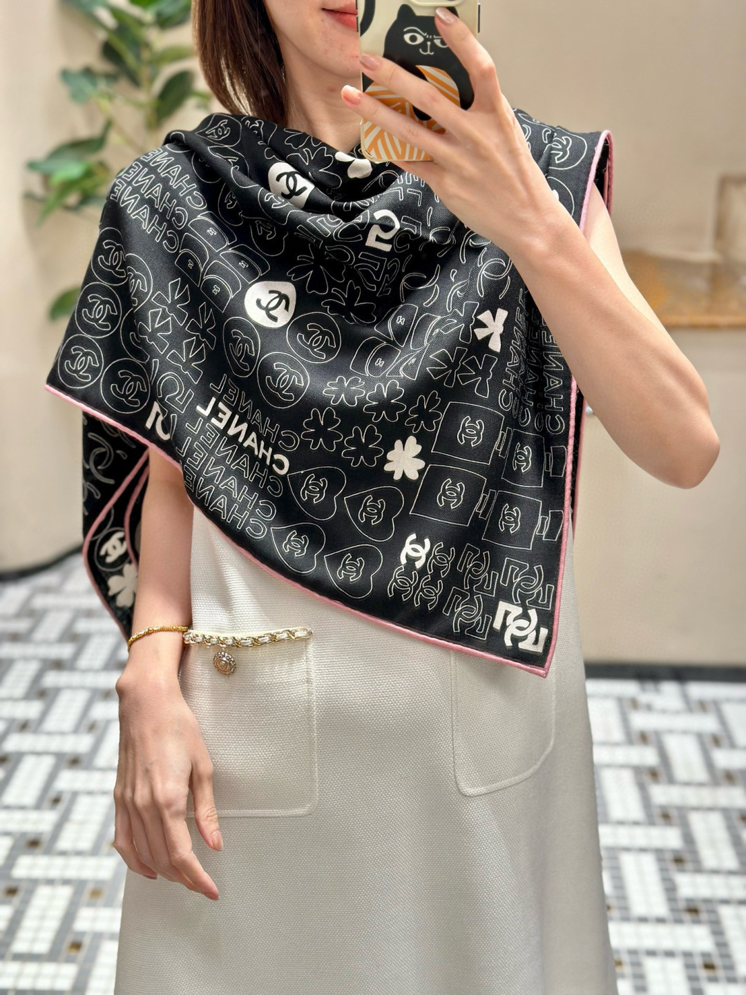 NO:704390,New [Chanel] classic camellia and elegant Coco style, Chanel's latest rhombus velvet square scarf ~ elegant to the core, the new season's fabrics of Xiang Nai are super high-end, really super soft, silky smooth, strong toughness and not easy to be snagged!  This year’s new series~ I’m really impressed by the design. Chanel’s silk scarf is definitely a representative of elegance. A fragrant silk scarf will give you the best match!  !  A must!  The upper body effect is simply elegant and very flexible. It has layers of elegant texture. The layers are layered to create a striking but unobtrusive gorgeous ladylike feeling. The pattern is a dotted rhombus design ~ the lines are more textured. The powder must come in the size of 140*140cm. The upper body effect is really beautiful needless to say (it will look better when paired with clothing, shoes and bags)!  The real thing is definitely more beautiful!  Classic black and white high version scarf, high version scarf, chanel, chanel19860909 上新【Chanel】 经典茶花优雅Coco风,Chanel最新菱格丝绒大方巾~气质到骨子里,香奶奶新一季的面料超高级,真心超级柔软,丝丝顺滑,韧性很强 不容易被轻易勾丝！今年新出的系列~真的被这样的设计美到,香奈儿家的丝巾绝对是优雅的代表,一条小香的丝巾,给你最好的搭配！！ 必入！上身效果简直优雅气质到不行,非常灵动.层次优雅质感.层层叠叠出醒目而不张扬的华丽名媛感,图案是虚线菱格纹设计~线条感更显质感,香粉必入 140*140cm 的尺寸,上身效果真的不用多说的美(搭配服饰鞋包更有感觉)！实物绝对更美！经典黑白色 高版本围巾,高版本围巾,chanel,chanel,scarf