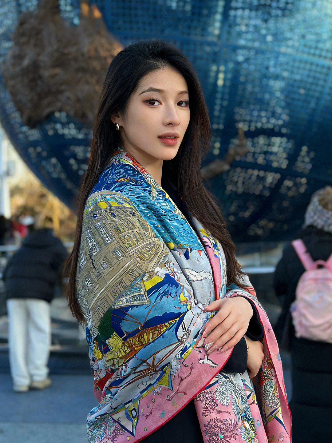 NO:704397,'Full Speed ​​Ahead' 140 double-sided velvet shawl, hand-rolled velvet square scarf (30 mulberry silk, 70 cashmere). This classic item shows the essence of strong and charming femininity. This 140 square scarf is innovative, interprets infinite emotions and freedom, and writes personal narrative in a unique way. Size 135*135 cm | Because this square scarf is hand-rolled, the marked size may be slightly different. High version scarf, high version scarf, shawls19860909“全速前进”140双面丝绒披肩 手工卷边丝绒方巾（30桑蚕丝70羊绒） 这款经典单品展现强大而迷人的女性魅力精髓.此140方巾推陈出新,诠释无限的情感和自由,以别样方式书写个性叙事. 尺寸135*135厘米 | 由于这款方巾采用手工卷边,标示的尺寸或会略有不同.高版本围巾,高版本围巾,shawls,scarf