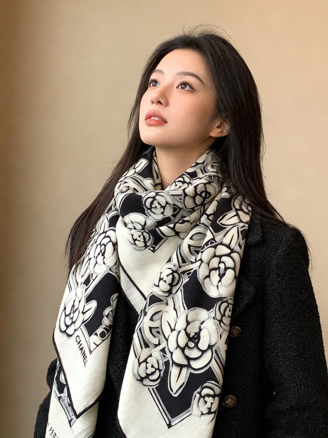 NO:704400,[Upgraded double-sided same-color encrypted fabric] New 140*140 Taiwan version printing, black and white, high-end urban upstart!  Another encounter with camellias!  Absolute temperament, Chanel Lady high-end tone] The elegance and nobility represented by Chanel have been deeply rooted in the hearts of everyone, no one can refuse such elegance and high-end!  !  The effect of this one is really simple and high-end!  !  A design without too much redundancy is the most advanced design!  !  Such a silk scarf is so beautiful!  Across the screen, the sisters must have felt how awesome this temperament is!  !  It can accurately hit the heart of every sister who loves beauty and fashion!  !  high version scarf, high version scarf, chanel19860909【升级双面同色 加密面料】 上新 140*140台版印花 黑白二色  高级都市新贵！山茶花的再一次邂逅！绝对的气质Chanel Lady高级调调】Chanel所代表的优雅,高贵已深人人心,没人能拒绝这样的优雅高级！！这款出来的效果真的非常简约高级！！没有太冗余的设计就是最高级的设计！！这样的丝巾,太美了太美了！隔着屏幕,姐妹肯定都感受到了,这款气质的要命！！能精准击中每一个爱美爱时髦的姐妹心尖尖上！！高版本围巾,高版本围巾,chanel,scarf