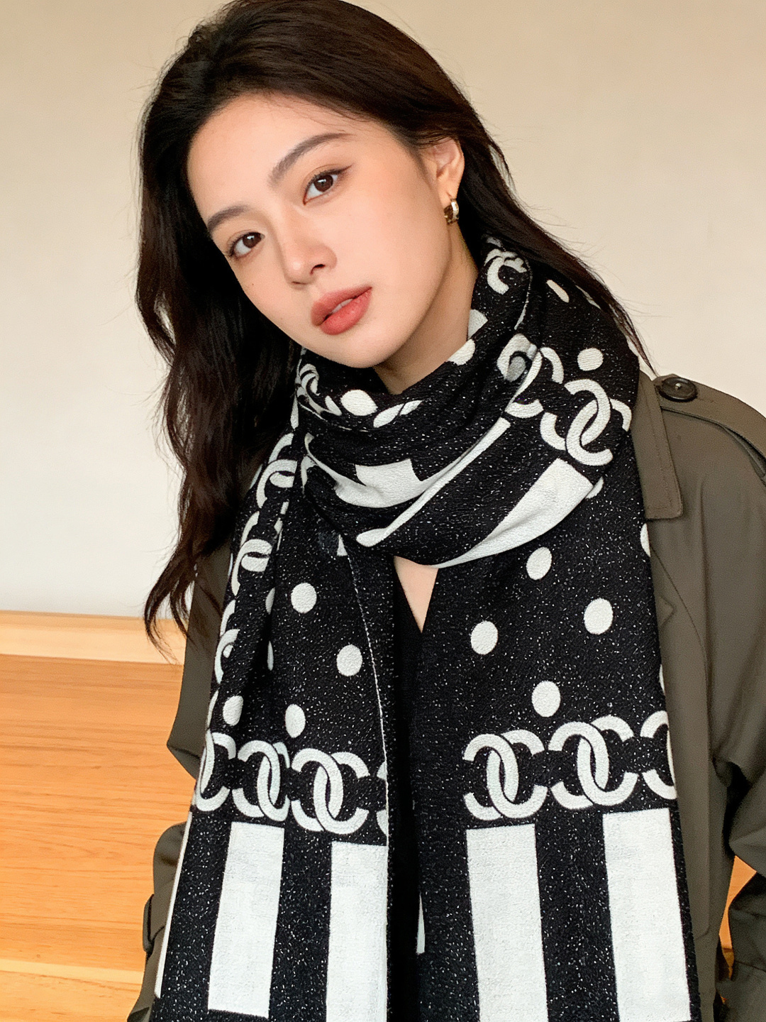 NO:704389,New scarf that will shine. New customer-supplied silver thread cashmere fabric long scarf. So beautiful [crying] [Xiaoxiang Silver Thread Icon], the royal palace-level top-quality new counter is on sale. The unique design style of pure cashmere sequins plus the rich Xiangjia’s characteristic splicing pattern print of this season. It is extremely beautiful. Really. The upper body is extremely luxurious and high-end. Rare ~ little expensive ~ you can decide whether it looks good or not. Size 100x200cm  Large long scarf, top quality pure cashmere high version scarf, high version scarf, chanel19860909上新 会发光发亮的围巾 新款客供银线羊绒面料长巾 美翻了[流泪]【小香银线图标】,御用殿堂级极品新款专柜在售 纯羊绒亮片独特设计风格加上富有香家本季特色拼接图案印花 美丽至极 真的 上身极为奢华上档次 稀有～小贵～好看不好看自己看吧 尺寸100x200cm 大长巾,顶级纯羊绒高版本围巾,高版本围巾,chanel,scarf