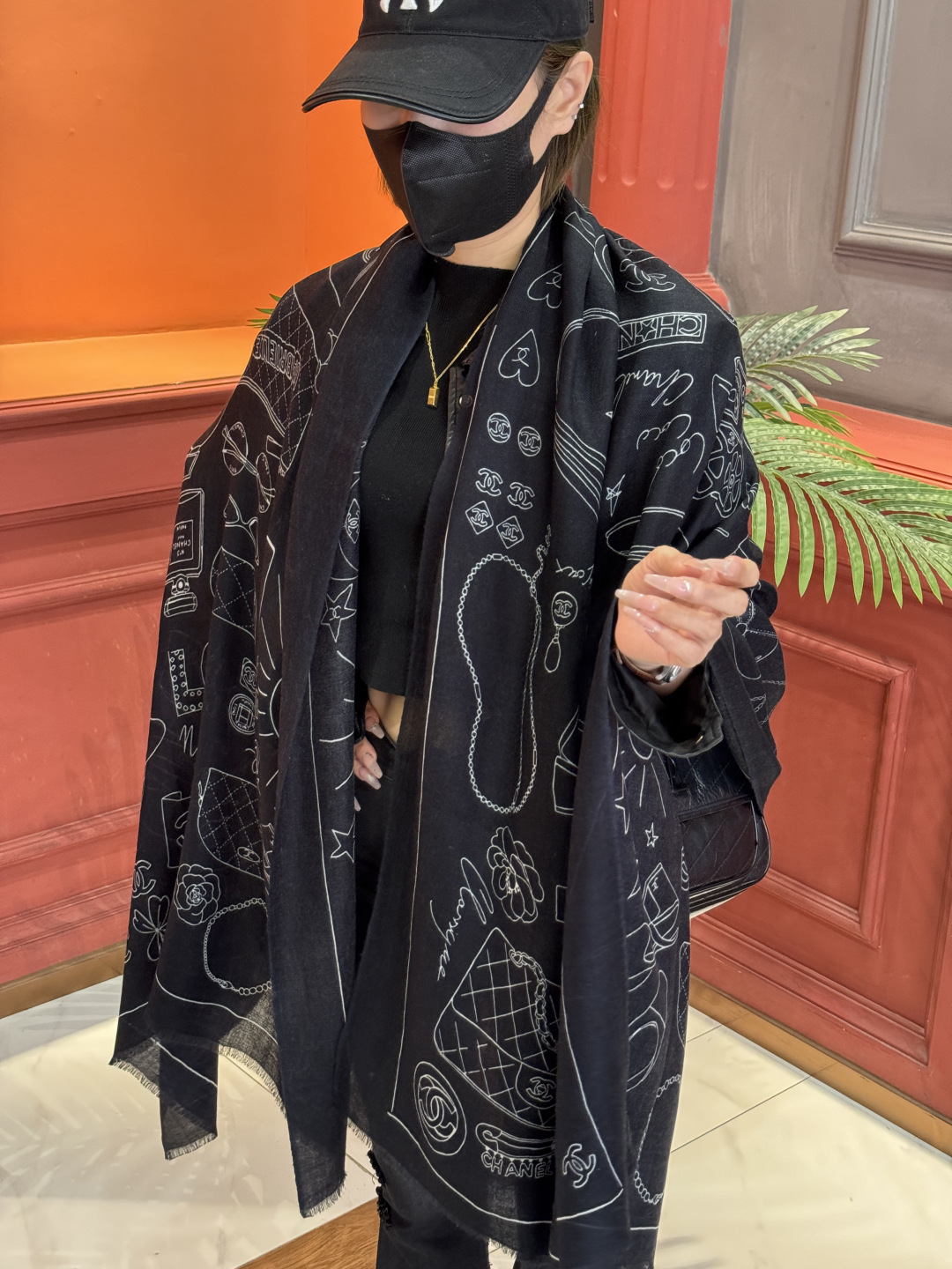 NO:704403,The new Xiaoxiang [Xiaoxiang Shoe Bag Cashmere Long Scarf] is a VIP recommendation. Be sure to buy it quickly [High-end love pure cashmere. Baby touch is so comfortable that it is a must-have for women. It is very rare. It can be used in all seasons. It is really beautiful and makes people very excited. The upper body effect is simply beautiful. The quality is perfect. The whole scarf gives people the aura of a big name and is very delicate and beautiful at the same time. It is definitely a new style worth buying. Once you get the real thing, you will be glad that you are a beautiful product for women.  It is worth appreciating the perfect temperament and taste. Ditails are the first choice for VIPs. Upper size 110*200 high version scarf, high version scarf19860909新款小香【小香鞋包羊绒长巾】抢VIP推荐 下手一定要快【高端 大爱 纯羊绒 婴儿触感舒服到飞女人尤物 货极少 四季都可以用真心美的让人非常非常心动 上身效果简直美翻了 品质非常完美 整个围巾给人大牌气场的同时又非常精致秀丽绝对值得入手的新款 实物一拿到就会庆幸自己是女人的绝美好货 值得品鉴完美气质品味Ditails首选VIP们 上尺寸110*200高版本围巾,高版本围巾,scarf