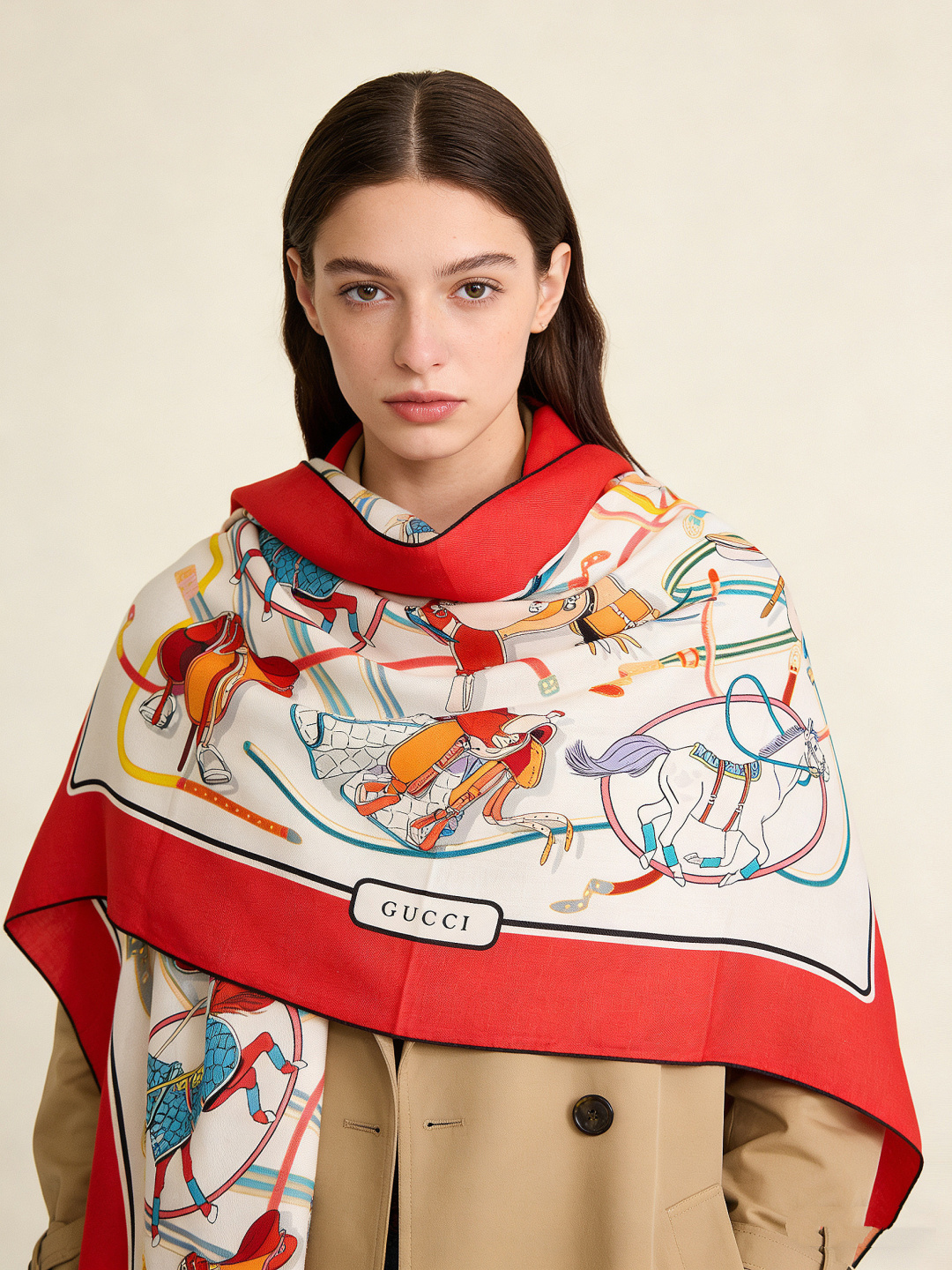 NO:704391,Gucci~140 double-sided velvet shawl. The saddle details and equestrian pattern are expertly presented in exquisite tones, paying tribute to the brand's deep connection with the equestrian world. This square scarf is crafted from silk wool, with all-over GG print and horsebit strap print for added texture. 30 silk 70 cashmere, all-over GG print, horsebit strap print 135 cm (length) x 136 cm (width) Made in Italy  The hem is hand-sewn, and the size of the single product may vary slightly. Due to objective reasons such as product shooting angle, monitor resolution, production batch, etc., the product pictures may be slightly different from the actual product. Such differences are not inconsistent with the description or quality problems. Please refer to the actual product you receive. High version scarf, high version scarf, gucci, real silk, shawls19860909Gucci~140双面丝绒披肩 马鞍细节和骑马图案以精致色调匠心呈献,意在向品牌与马术世界的深厚渊源致敬.这款方巾以真丝羊毛匠心打造,通体GG印花和马衔扣饰带印花另添质感. 30真丝70羊绒 通体GG印花 马衔扣饰带印花 135厘米（长）x 136厘米（宽） 意大利创作 下摆为手工缝制,单品尺寸可能略有差异 因产品拍摄角度、显示器分辨率、生产批次等客观原因,产品图片可能与实际商品存在细微差异,该等差异不属于描述不符或质量问题.请您以收到的产品实物为准.高版本围巾,高版本围巾,gucci,real silk,shawls,scarf